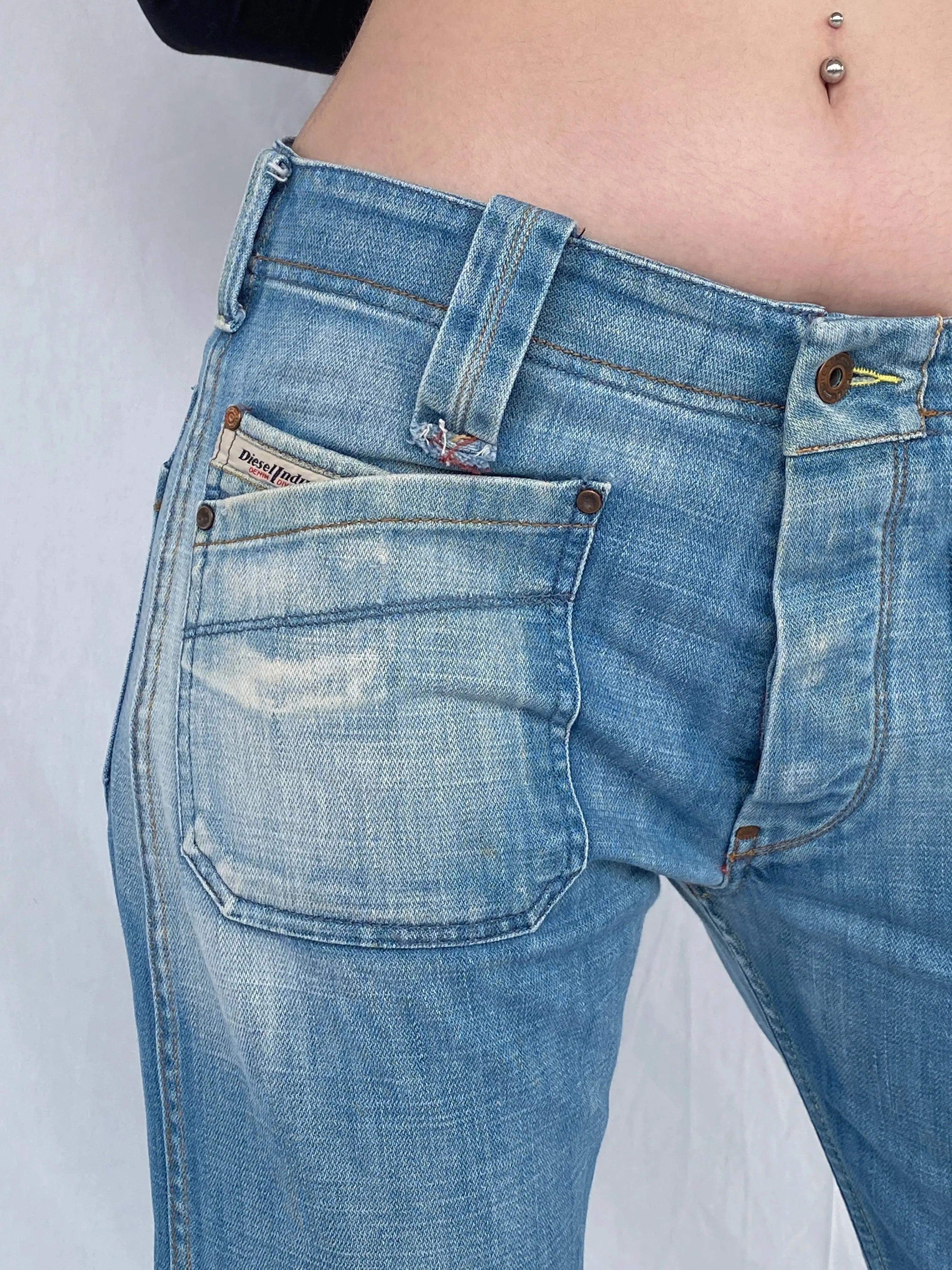 00s Diesel Industry Denim Division Women’s Light Wash Straight Cut Low Rise Jeans - 40EUR - Balagan Vintage Jeans 00s, 90s, Ayah, Deals, denim, Diesel, flare jeans, jeans