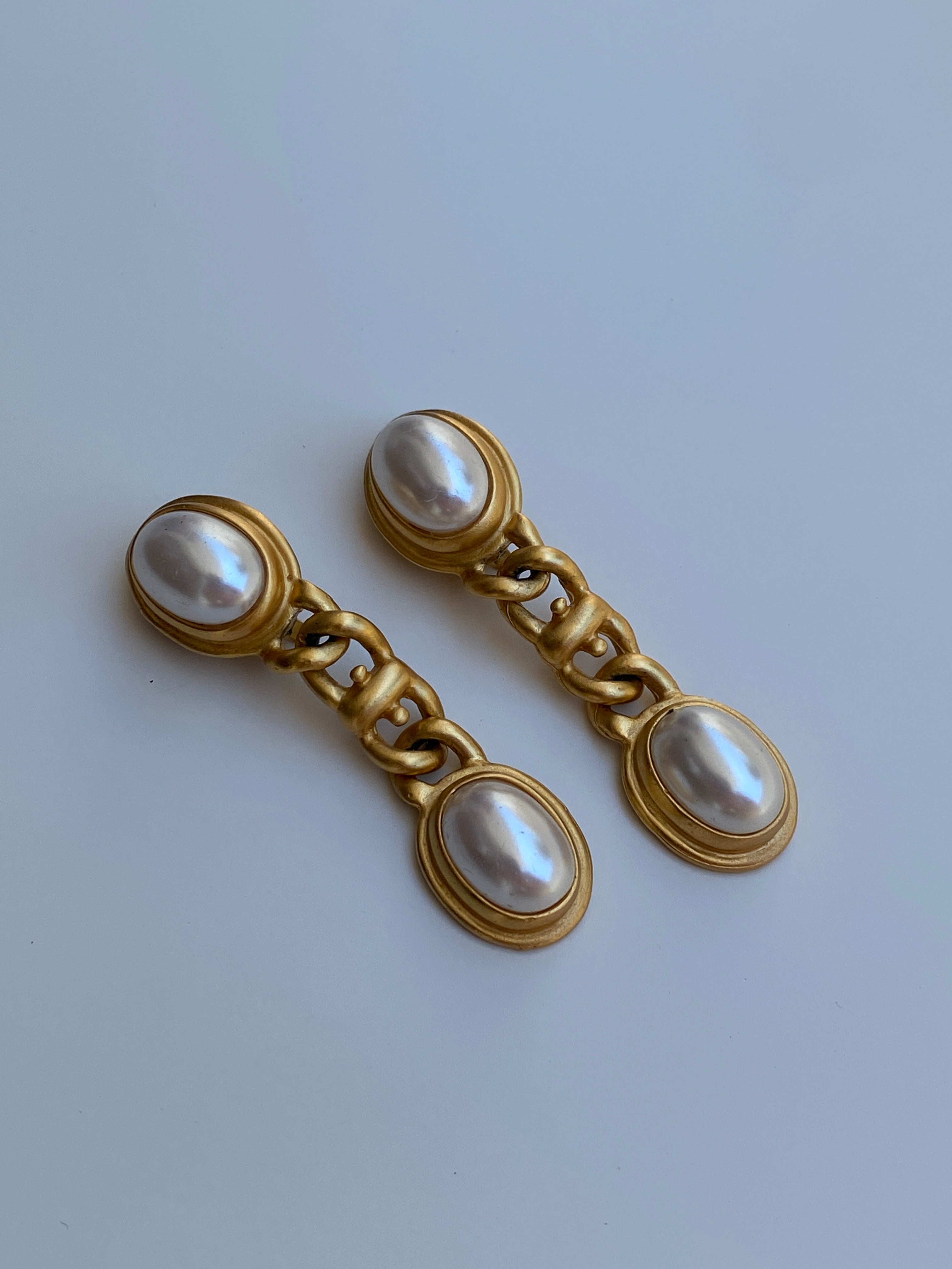 Vintage 1980s C Signed Gold-Tone Faux Pearl Chain Link Clip-On Drop Earrings