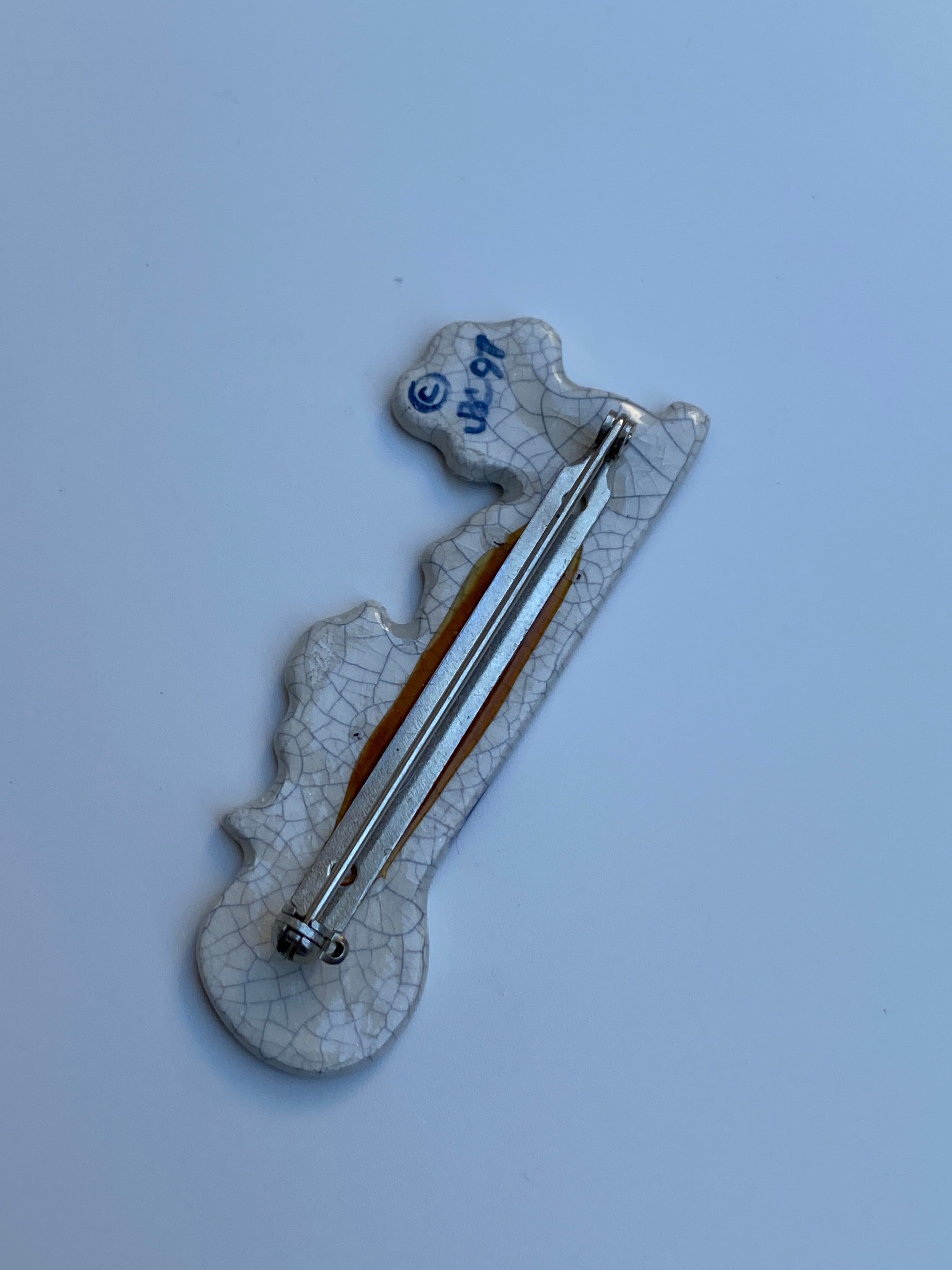 Vintage Hand-Painted Delft Style Cat & Floral Shelf Ceramic Brooch – Blue & White Artisan Pin