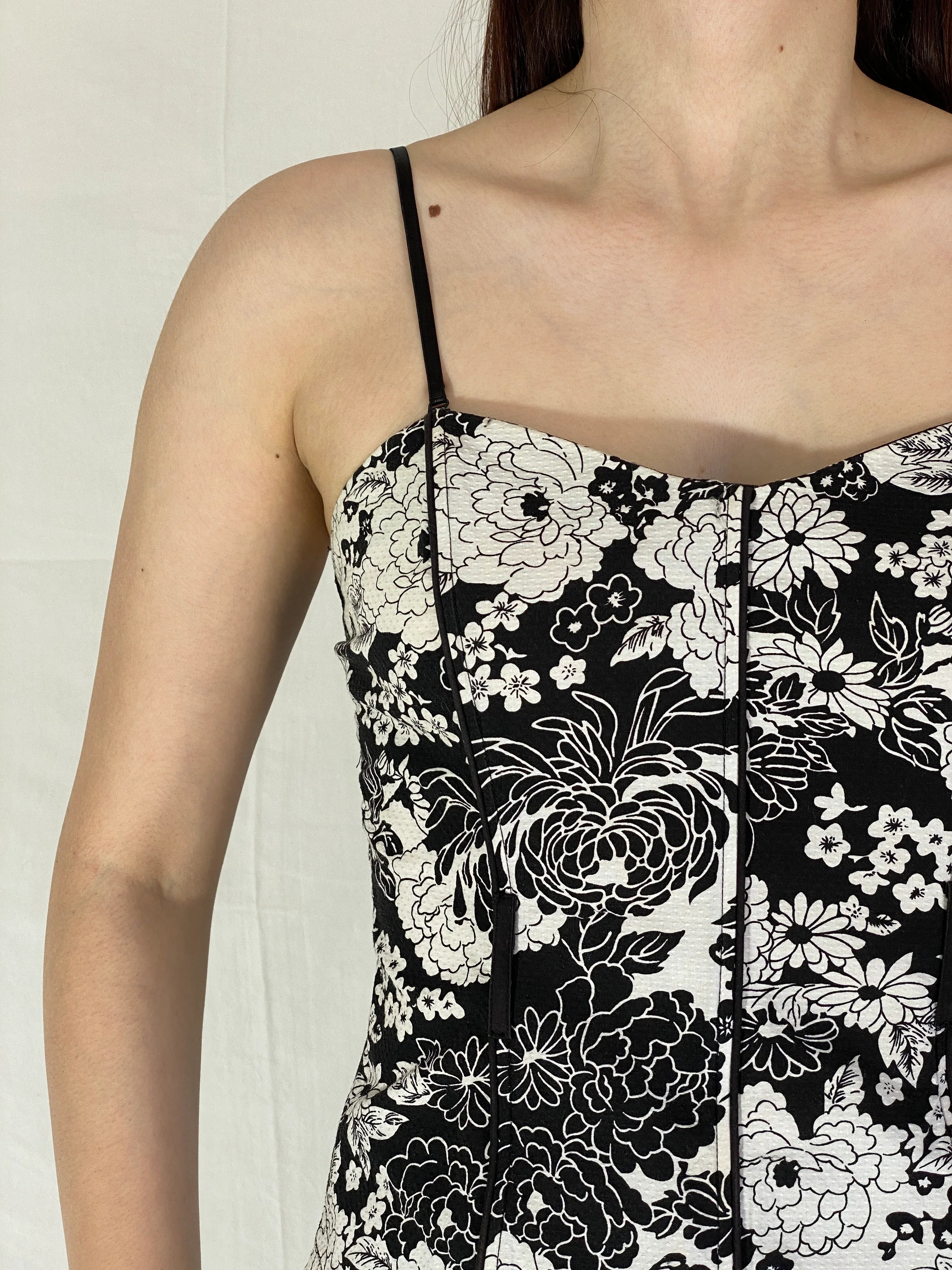 قمة مشد عظمية زاناكا عتيقة من حقبة الألفية الثانية باللونين الأسود والأبيض مزخرفة بالزهور - مقاس صغير