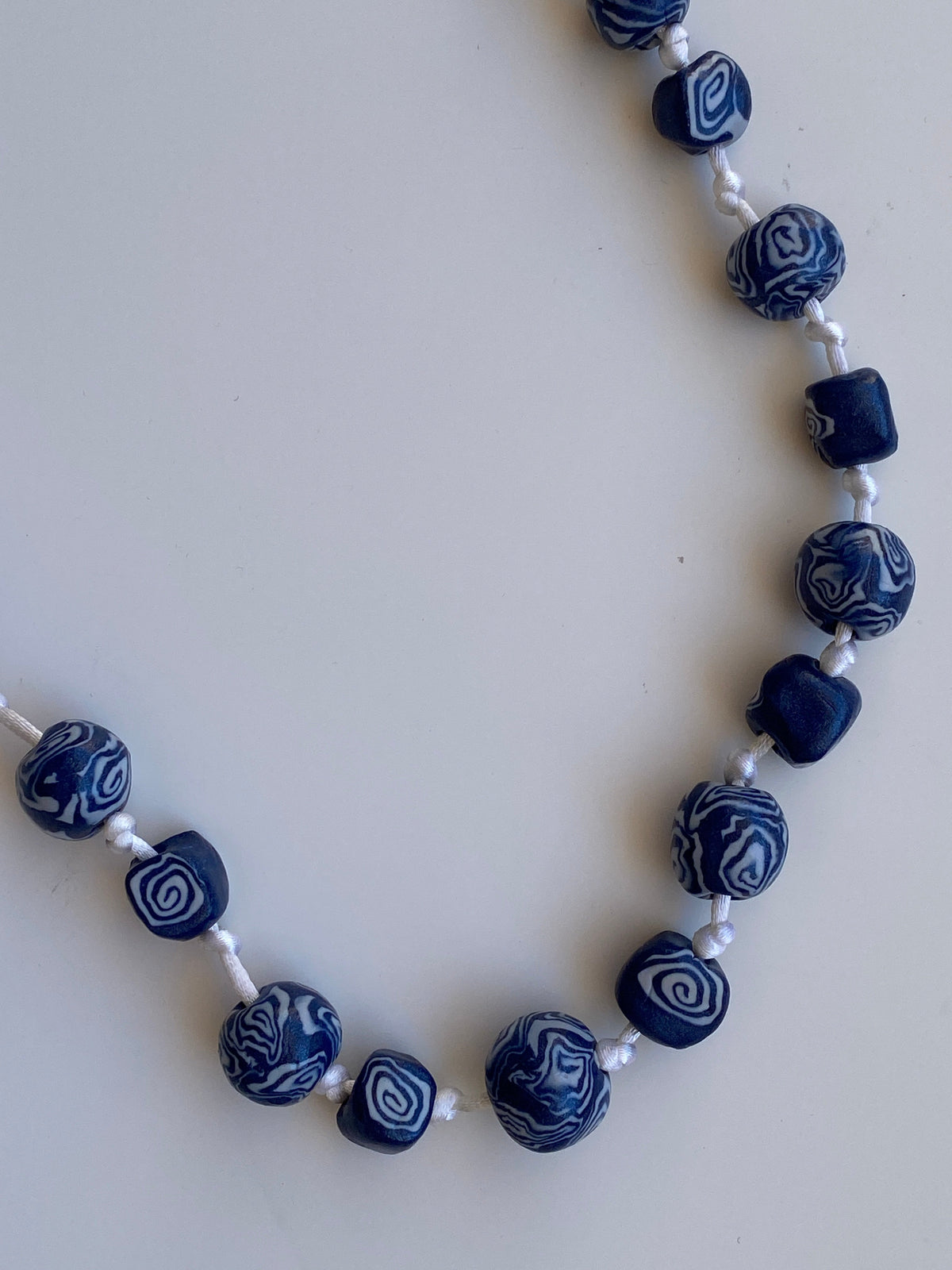 Vintage Y2K Navy & Cream Swirl Beaded Knotted Cord Necklace