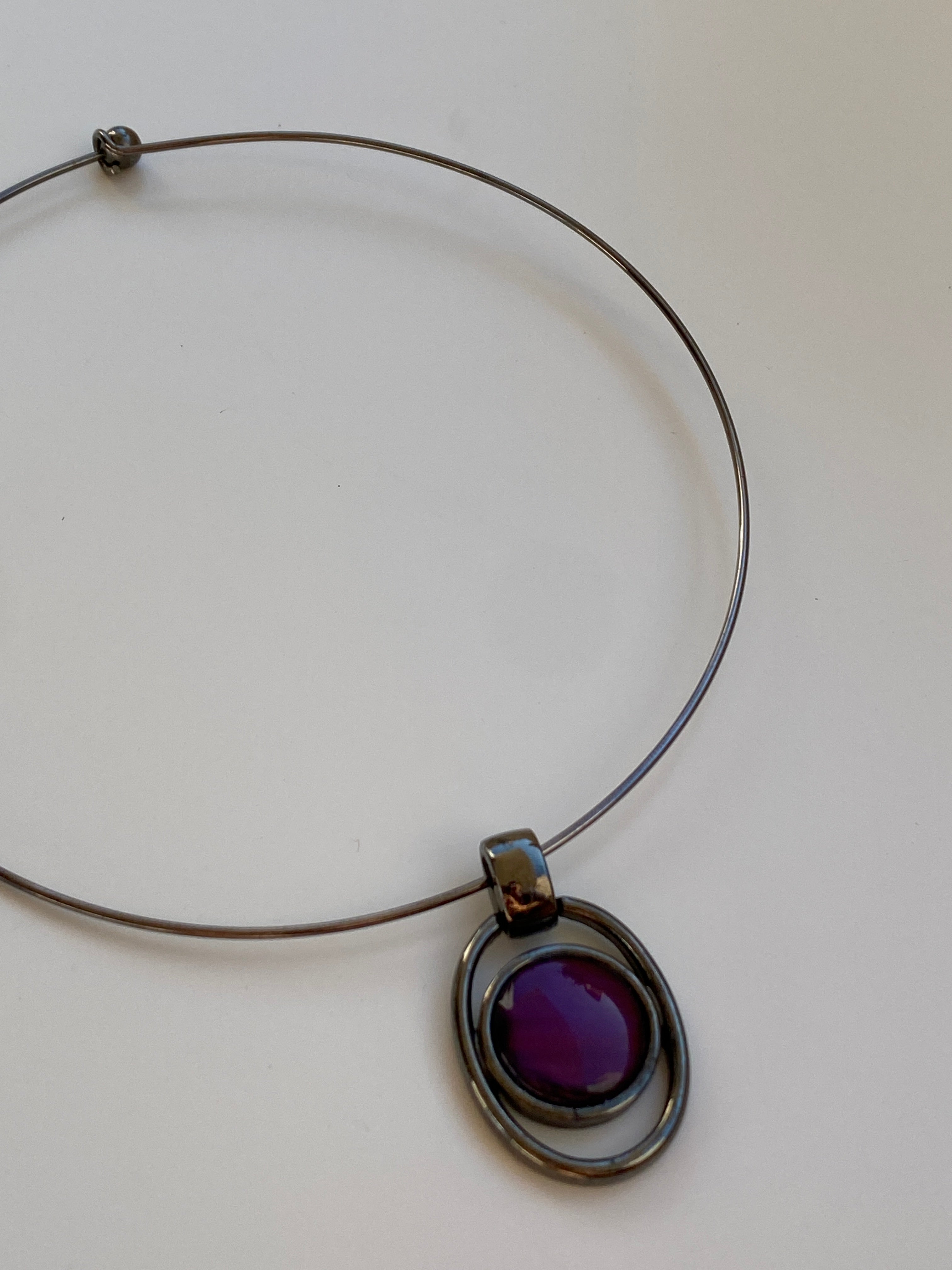 Vintage Y2K Silver-Tone Purple Cabochon Wire Collar Pendant Necklace