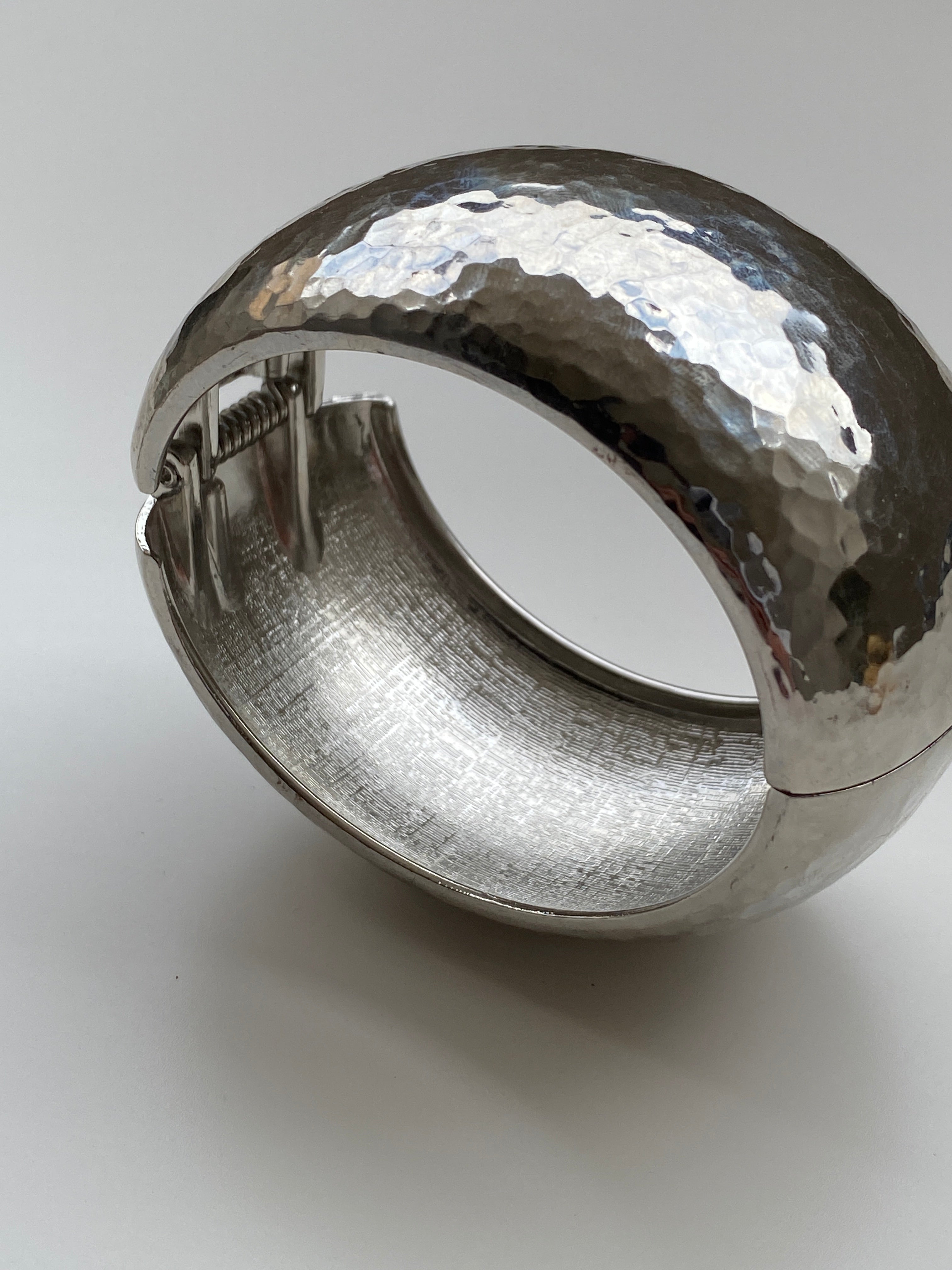 Vintage Silver-Tone Hammered Hinged Bangle Bracelet – Sculptural Minimalist Cuff