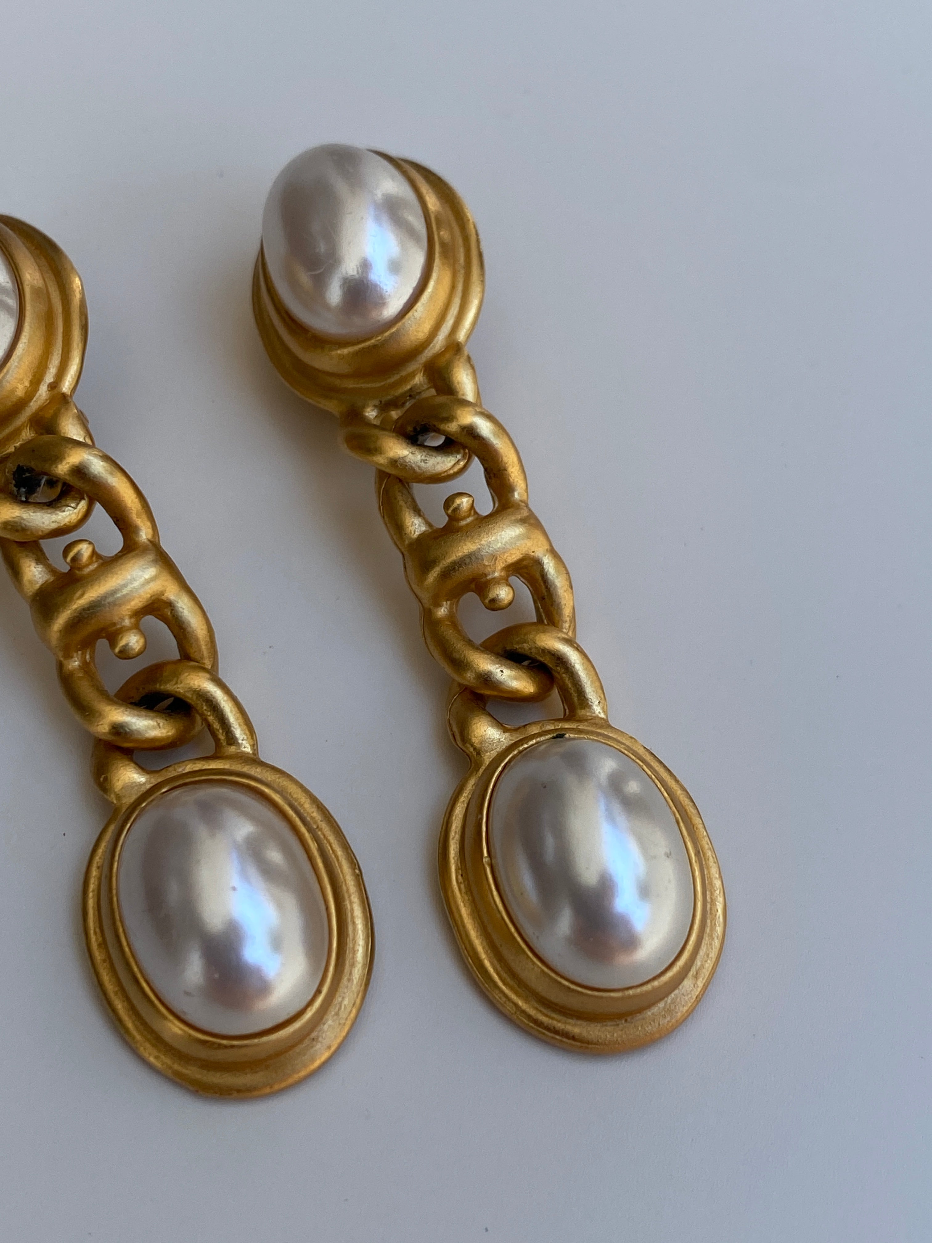 Vintage 1980s C Signed Gold-Tone Faux Pearl Chain Link Clip-On Drop Earrings