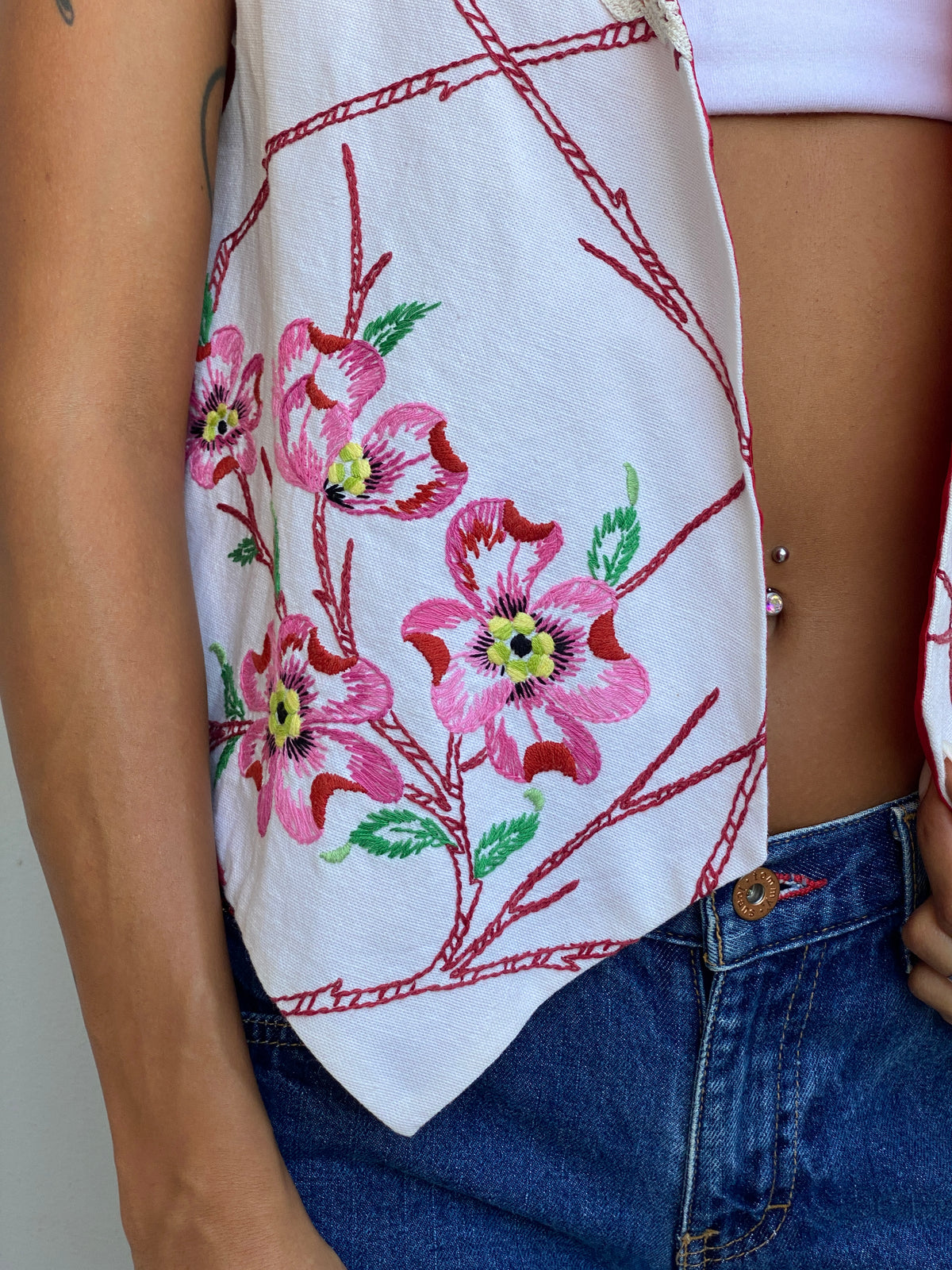 Vintage White Floral Embroidered Crochet Lace Cottagecore Boho Vest – L