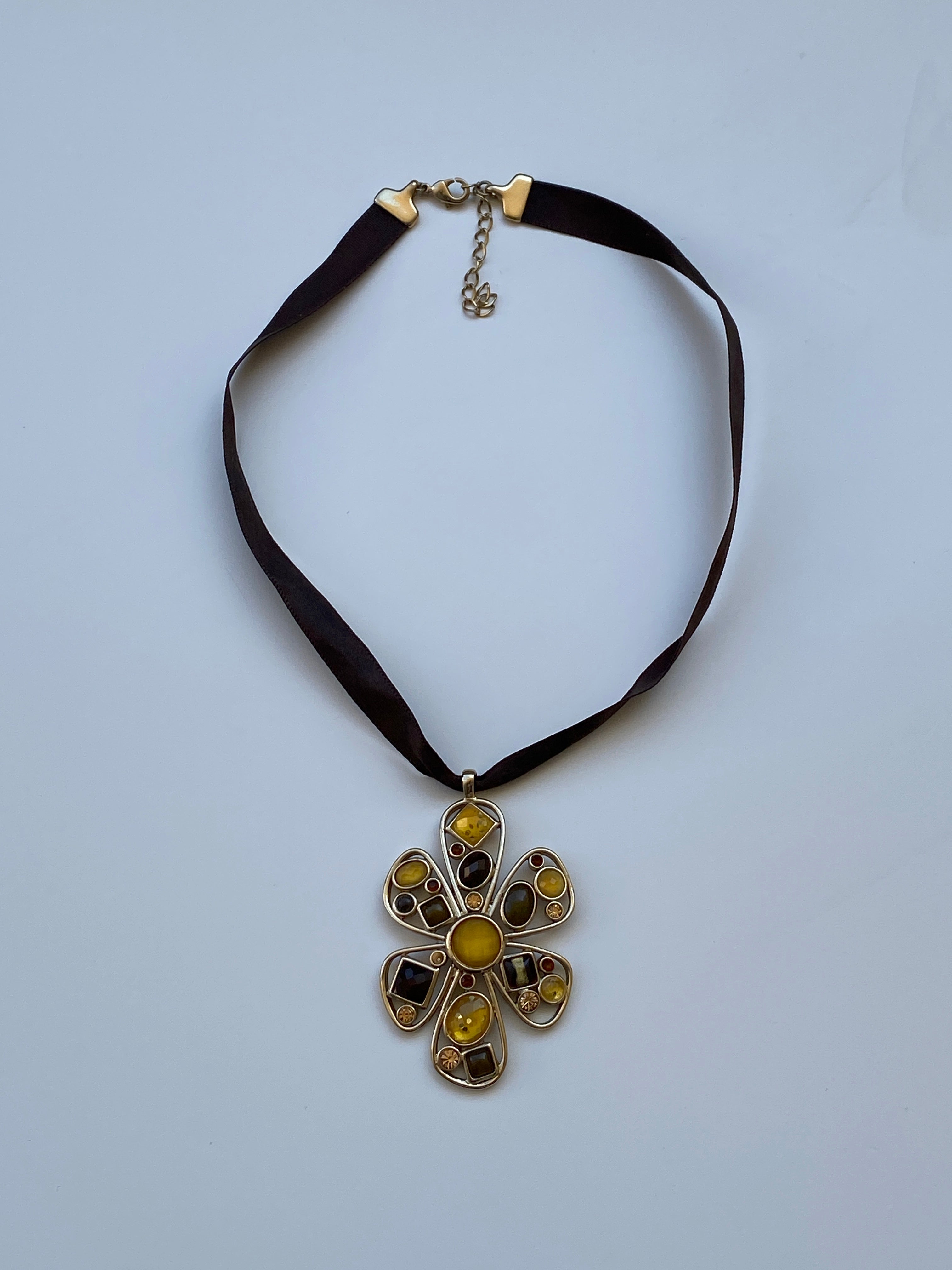Vintage Y2K Brown Ribbon Choker with Amber Rhinestone Floral Pendant – Statement Necklace