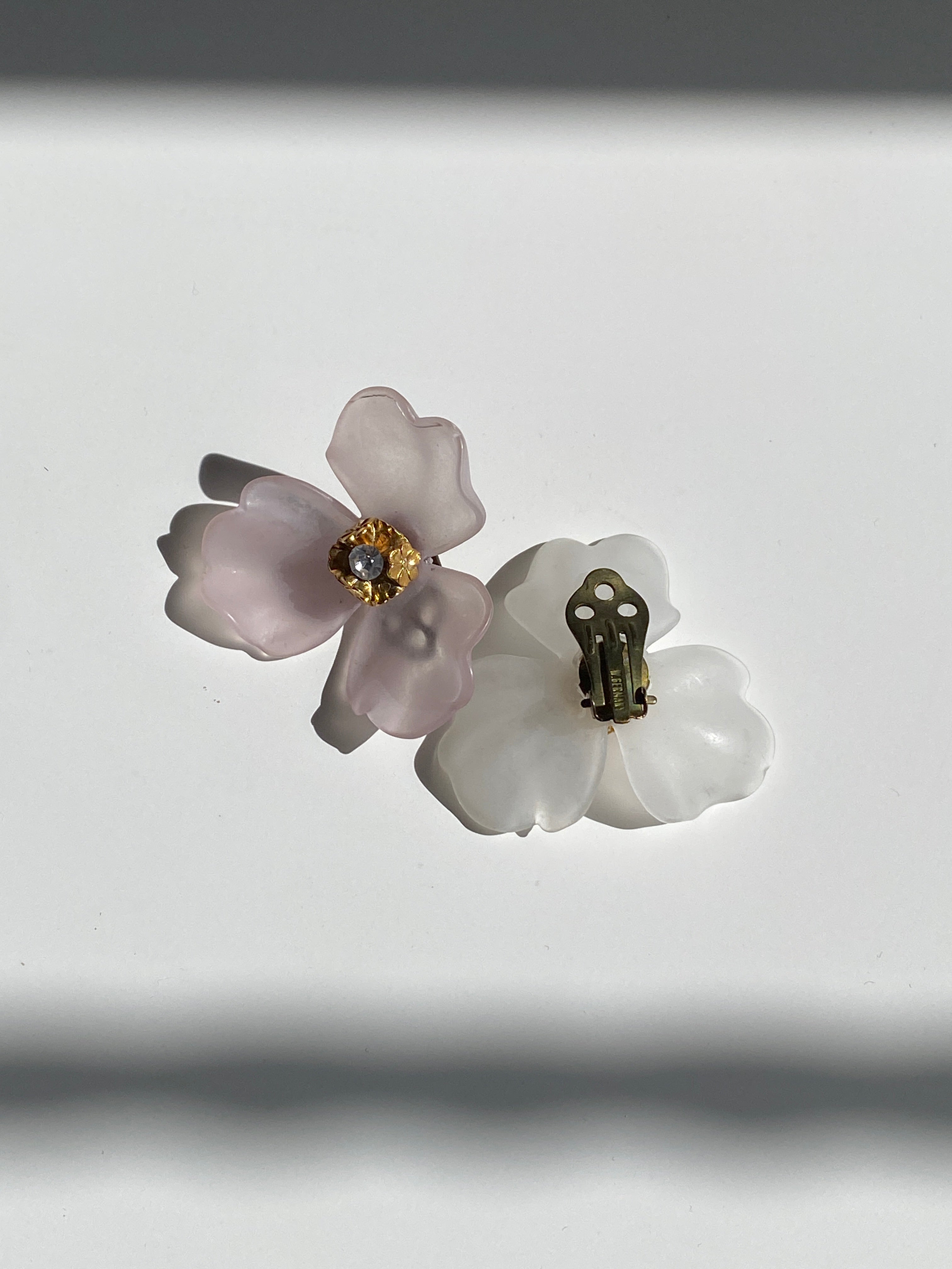 Vintage 90s Two-Tone Frosted Flower Clip-On Earrings – Pink & White Lucite Floral Statement