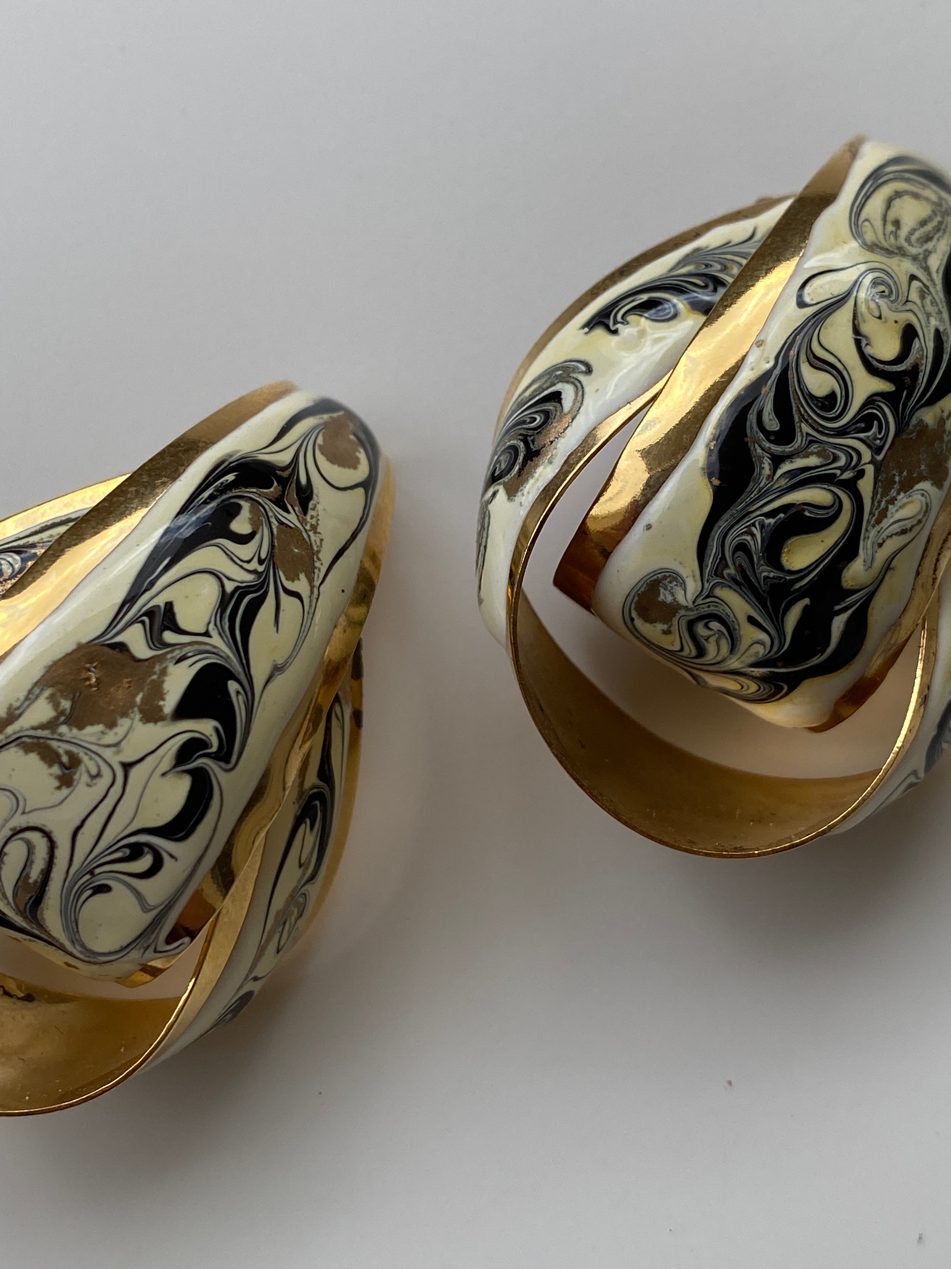 Vintage 80s Cream Marbled Twisted Knot Stud Earrings in Gold Tone