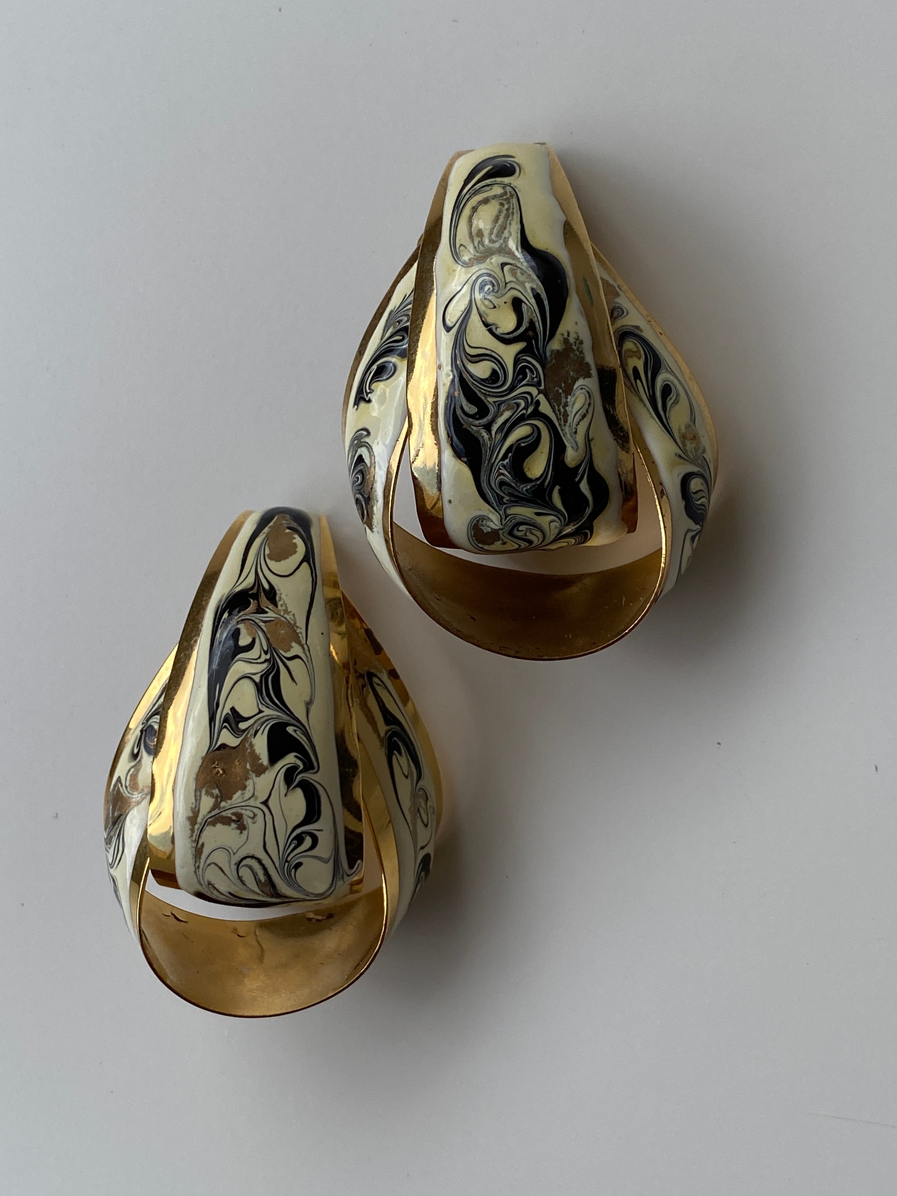 Vintage 80s Cream Marbled Twisted Knot Stud Earrings in Gold Tone