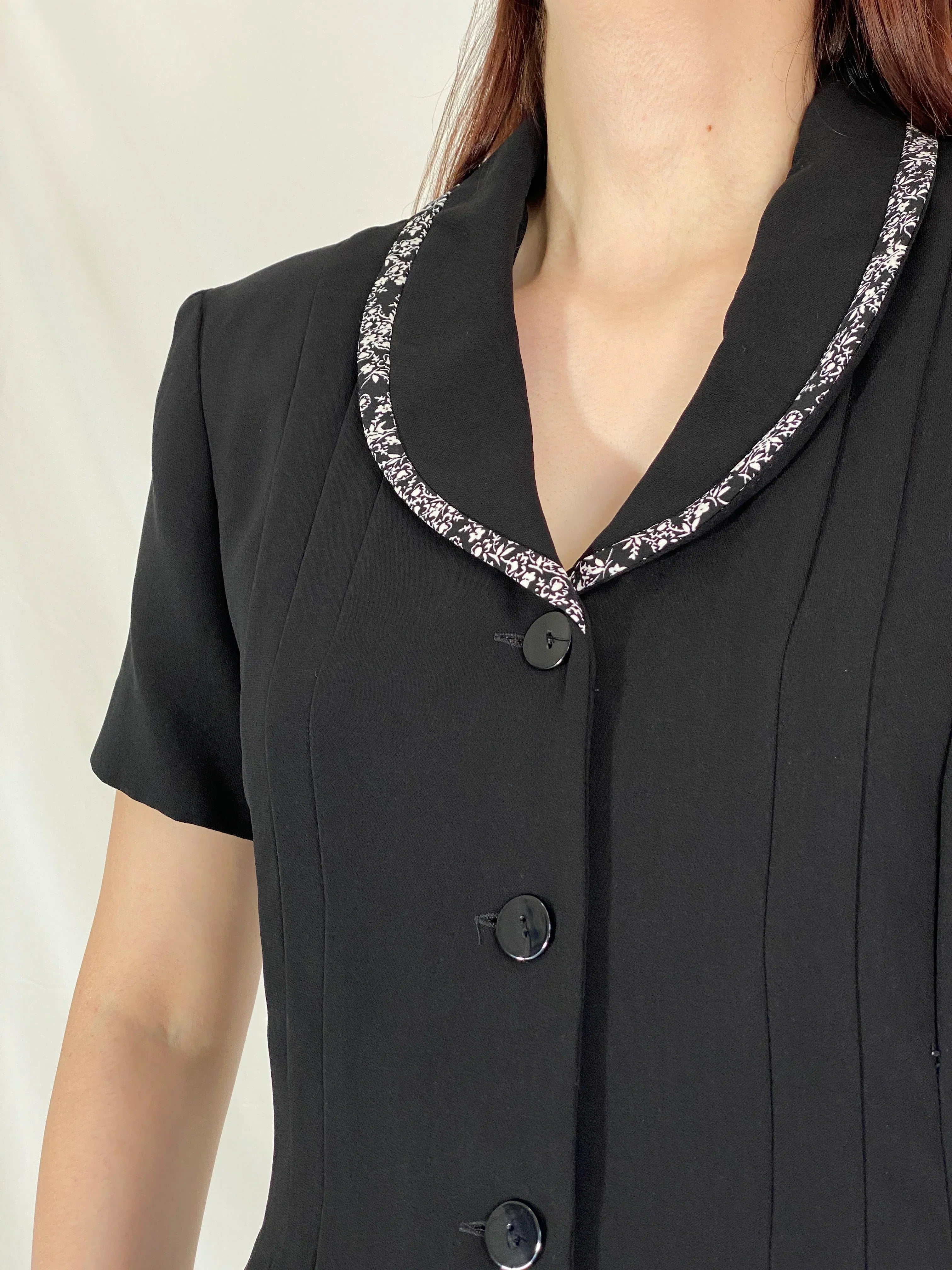 داني ونيكول بلايزر أسود عتيق للنساء بأكمام قصيرة، جاكيت مكتبي مفصل مع تفاصيل عند الخصر - مقاس M