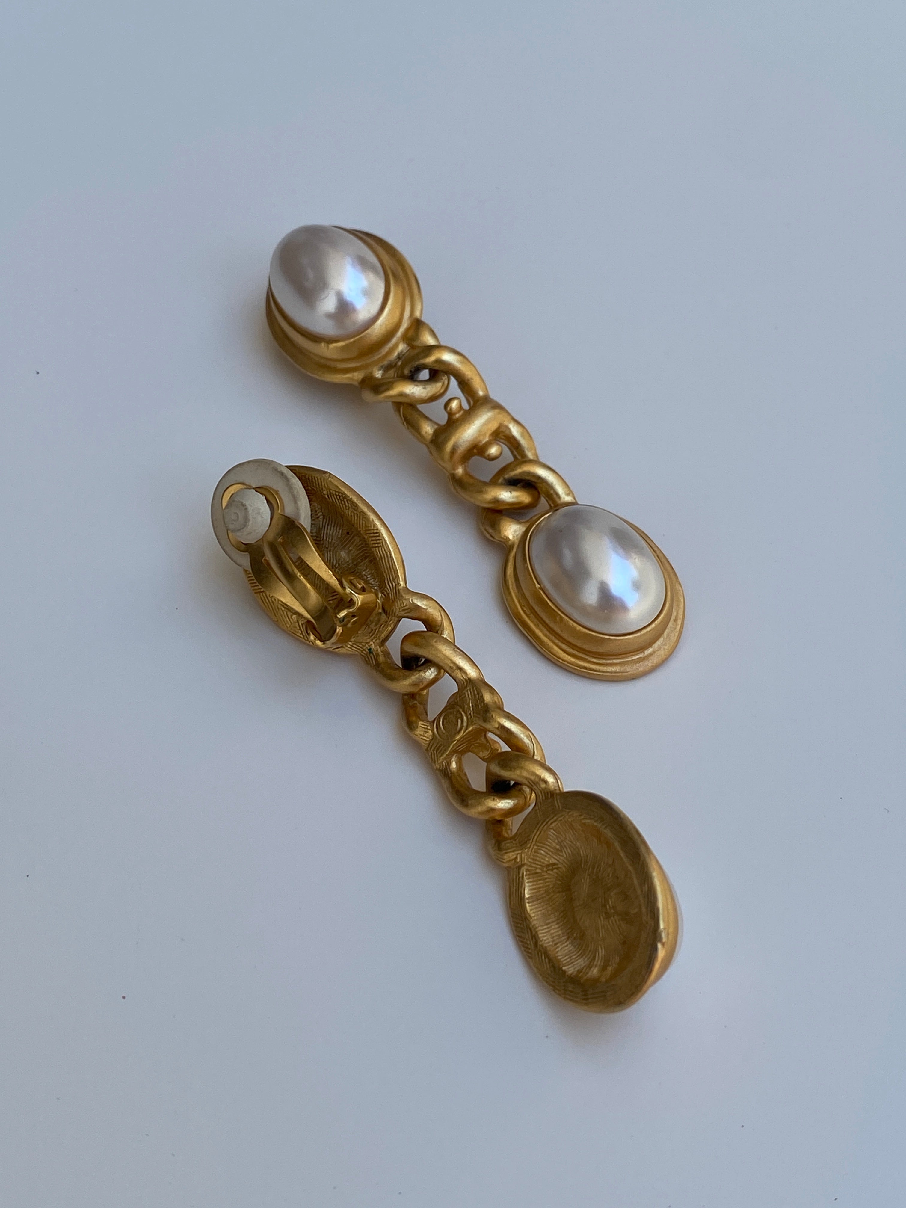 Vintage 1980s C Signed Gold-Tone Faux Pearl Chain Link Clip-On Drop Earrings