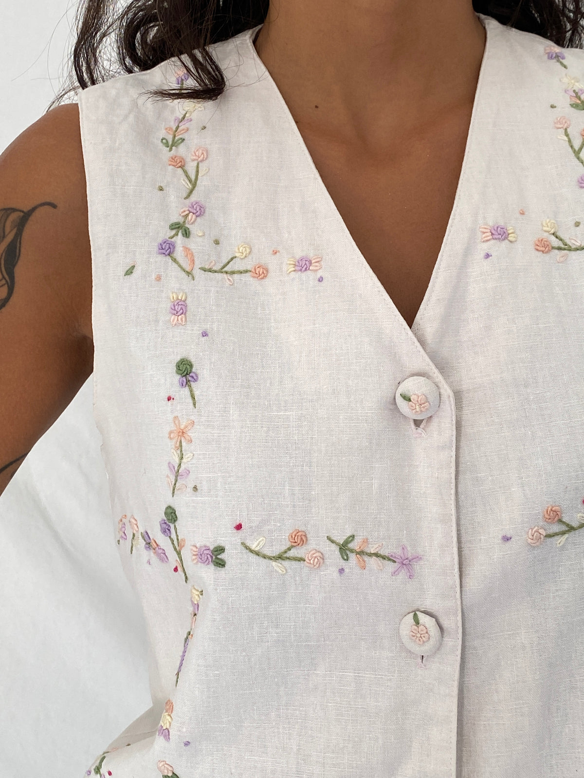 Vintage 90s Eagle’s Eye Ivory Linen Cotton Floral Embroidered Vest – S