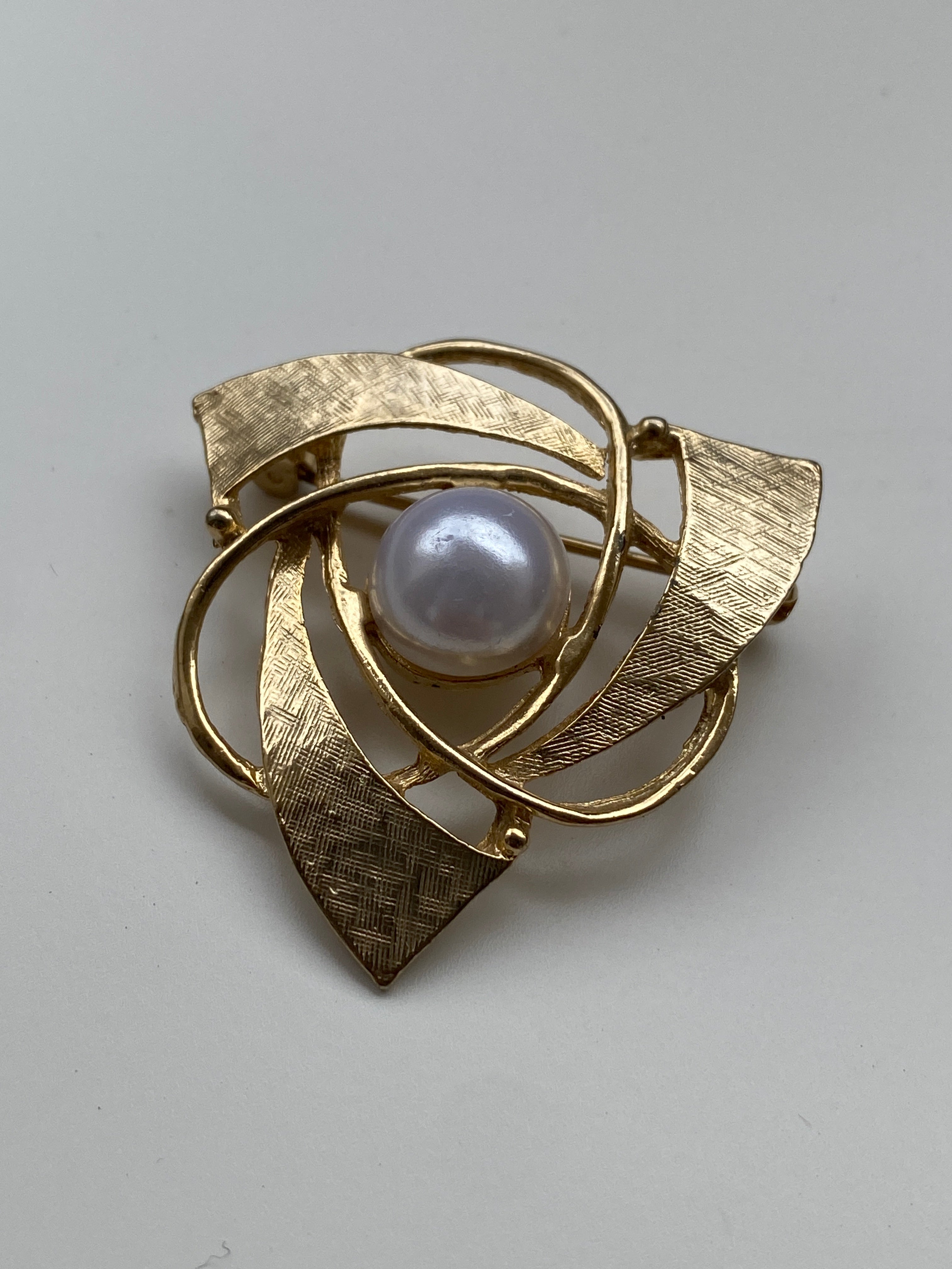 Vintage Gold Tone Abstract Pearl Brooch – Geometric Swirl Statement Pin