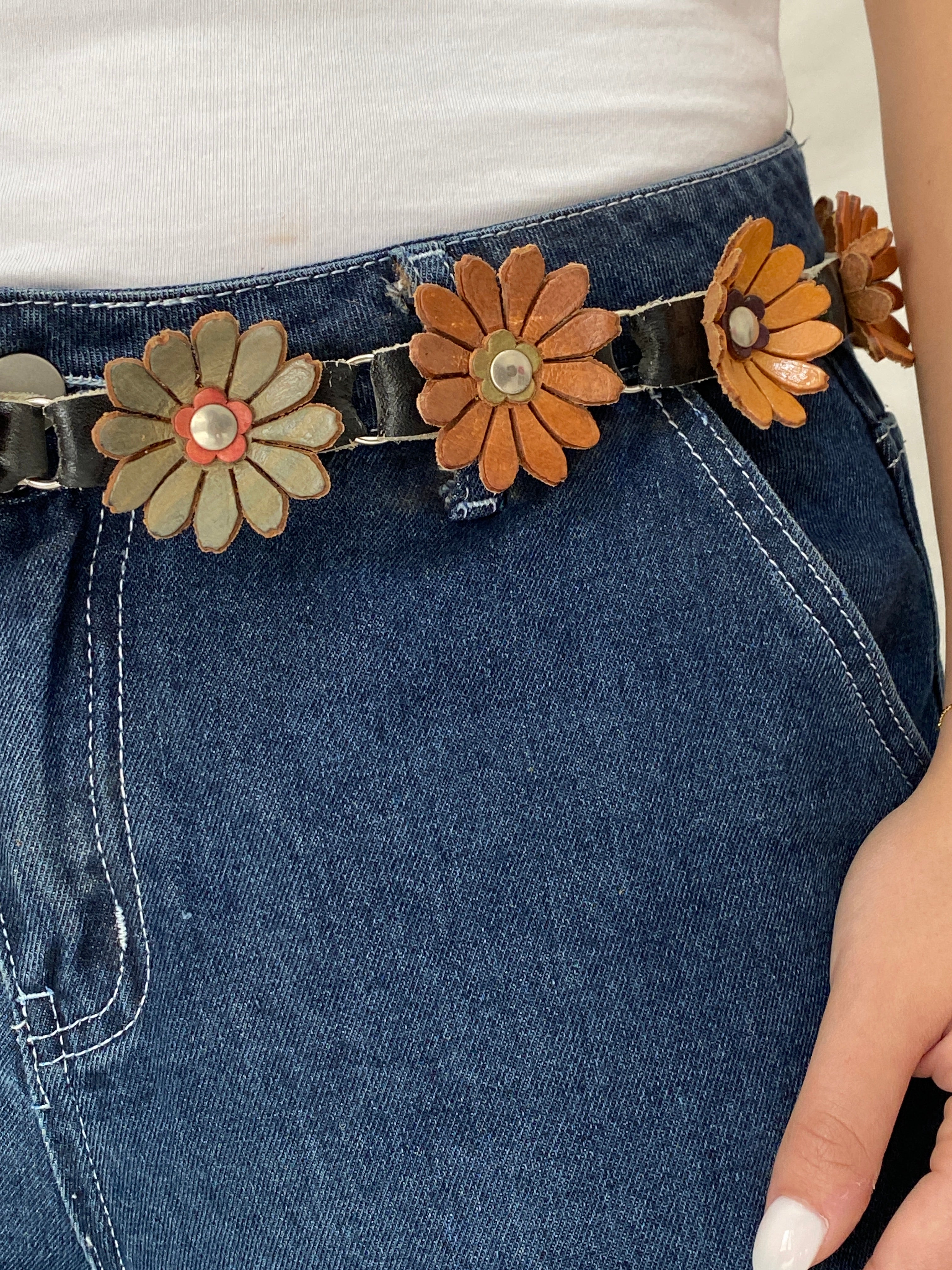 Vintage Leather Flower Chain Belt Boho Y2K Daisy Waist Belt with Dangling Charm