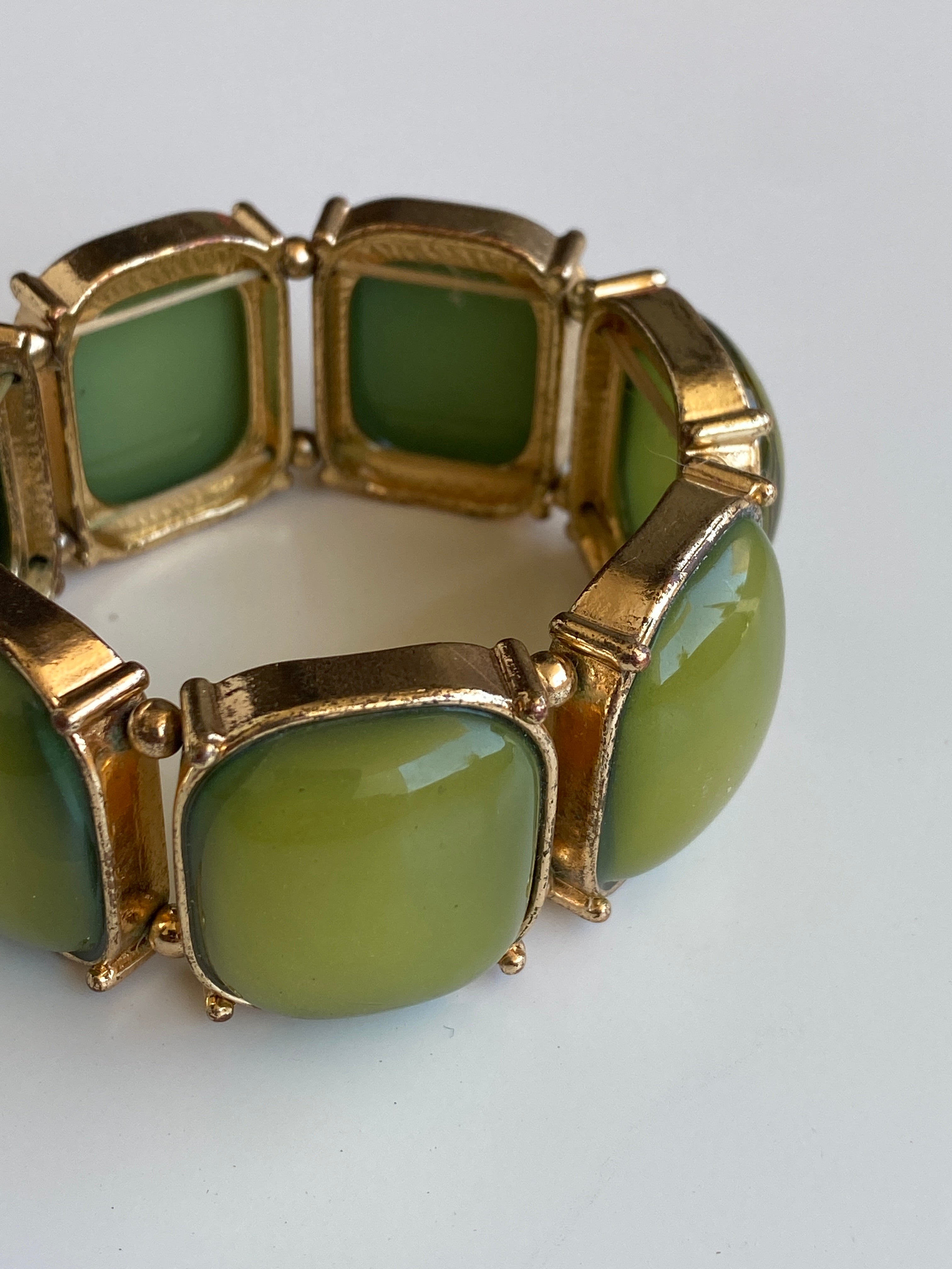 Vintage Y2K Olive Green Lucite Cabochon Gold-Tone Stretch Statement Bracelet
