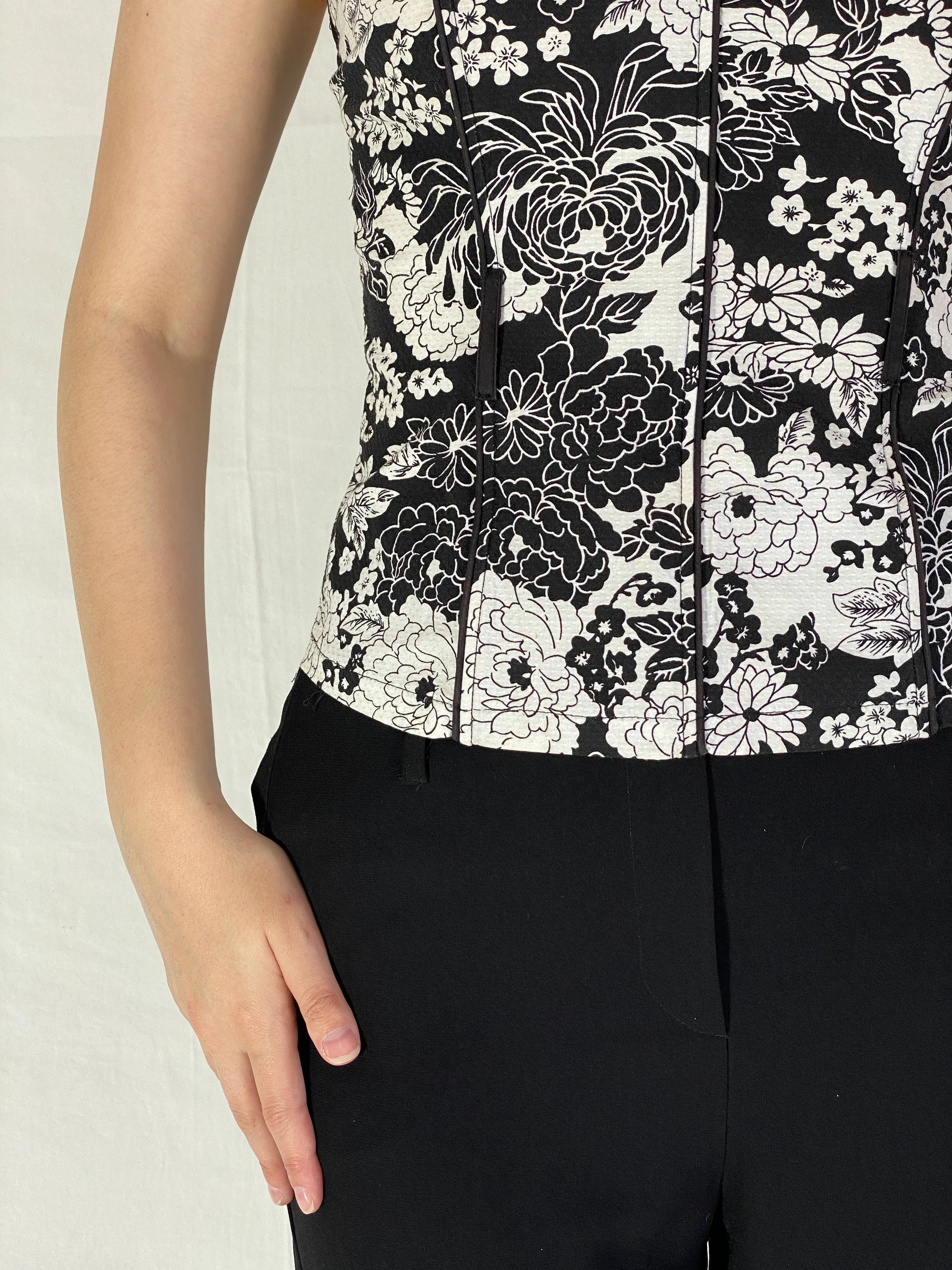 قمة مشد عظمية زاناكا عتيقة من حقبة الألفية الثانية باللونين الأسود والأبيض مزخرفة بالزهور - مقاس صغير