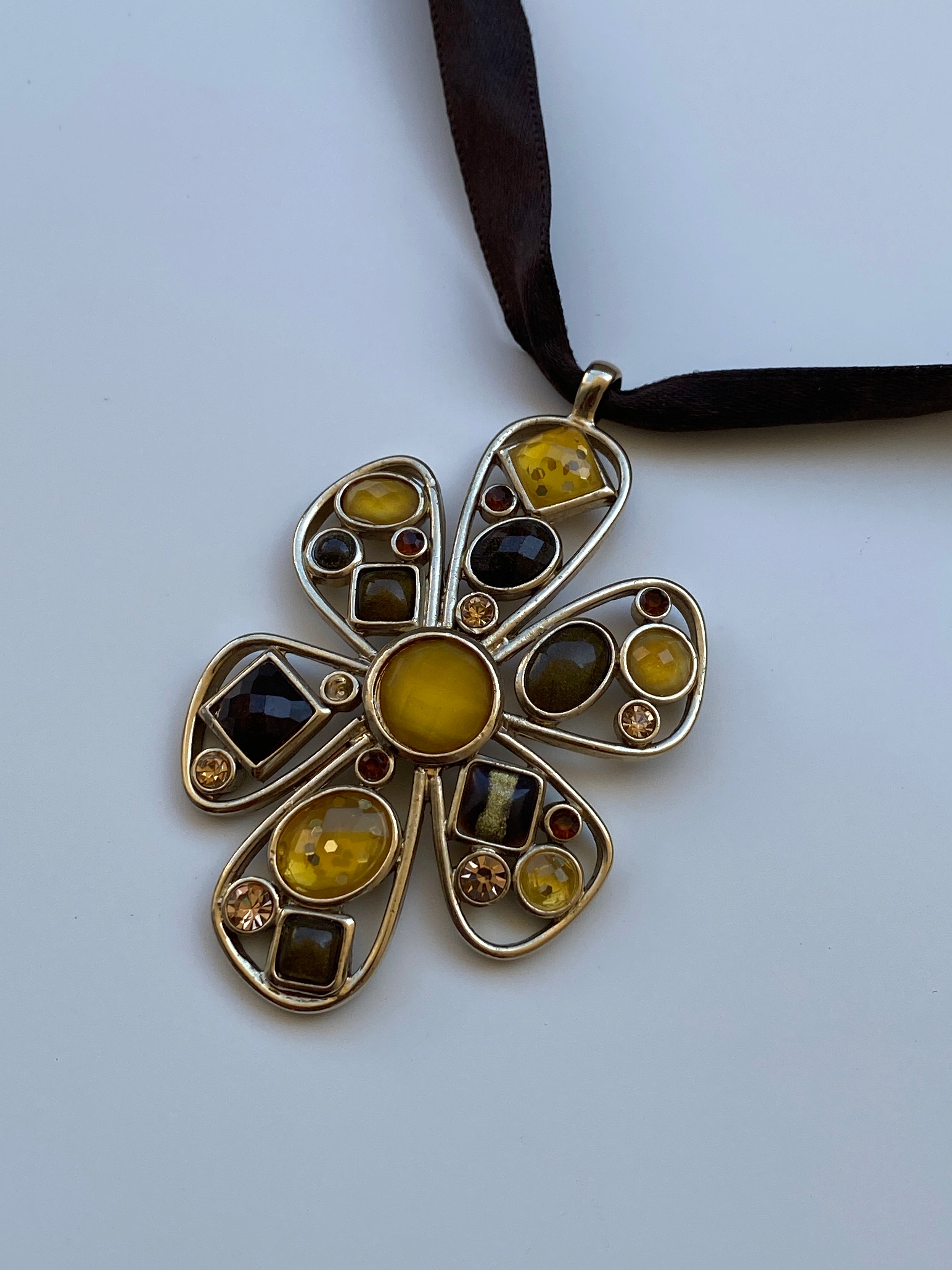 Vintage Y2K Brown Ribbon Choker with Amber Rhinestone Floral Pendant – Statement Necklace