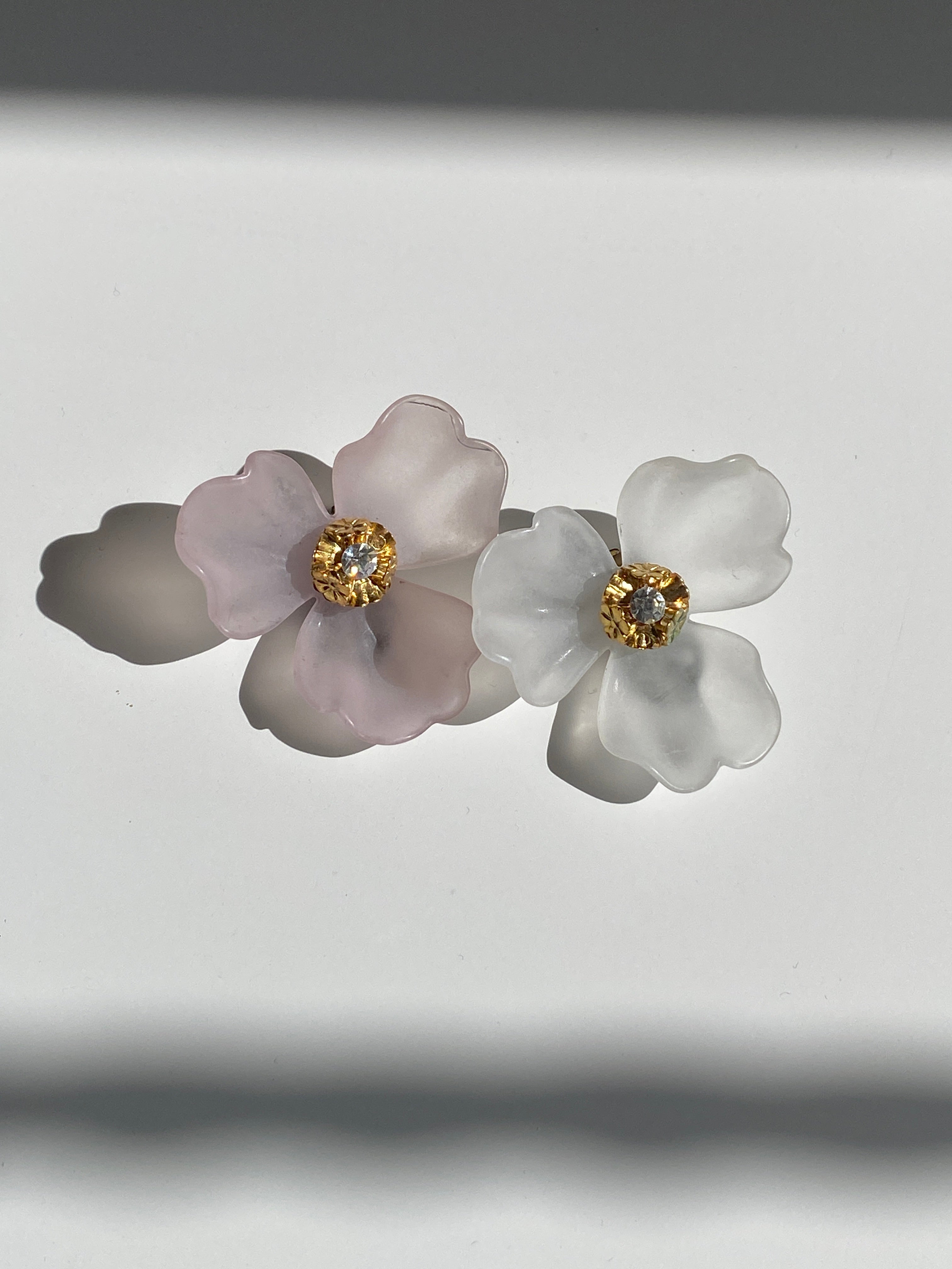 Vintage 90s Two-Tone Frosted Flower Clip-On Earrings – Pink & White Lucite Floral Statement