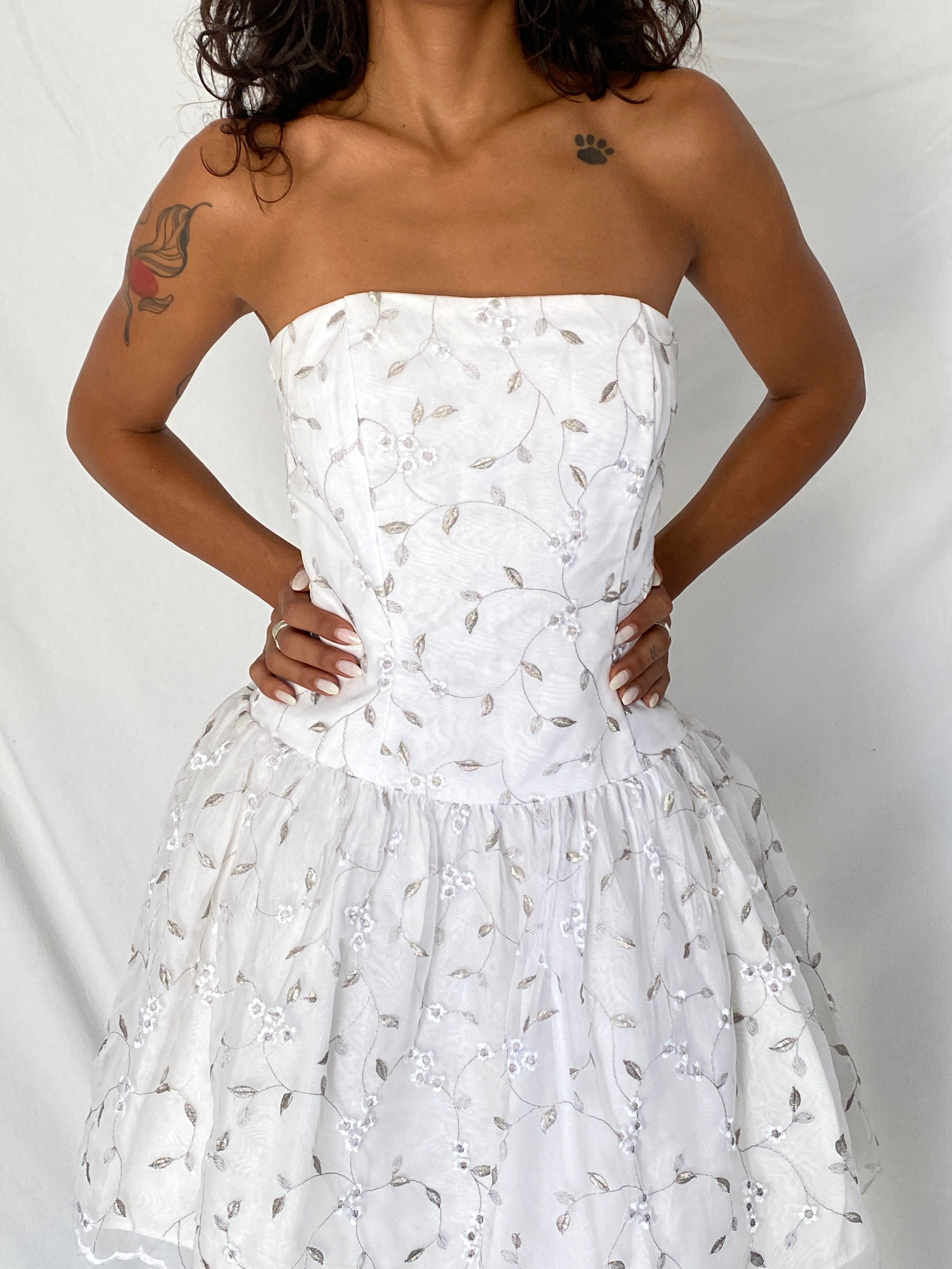 Vintage 90s Jessica McClintock for Gunne Sax White Silver Embroidered Strapless Fit & Flare Dress - S