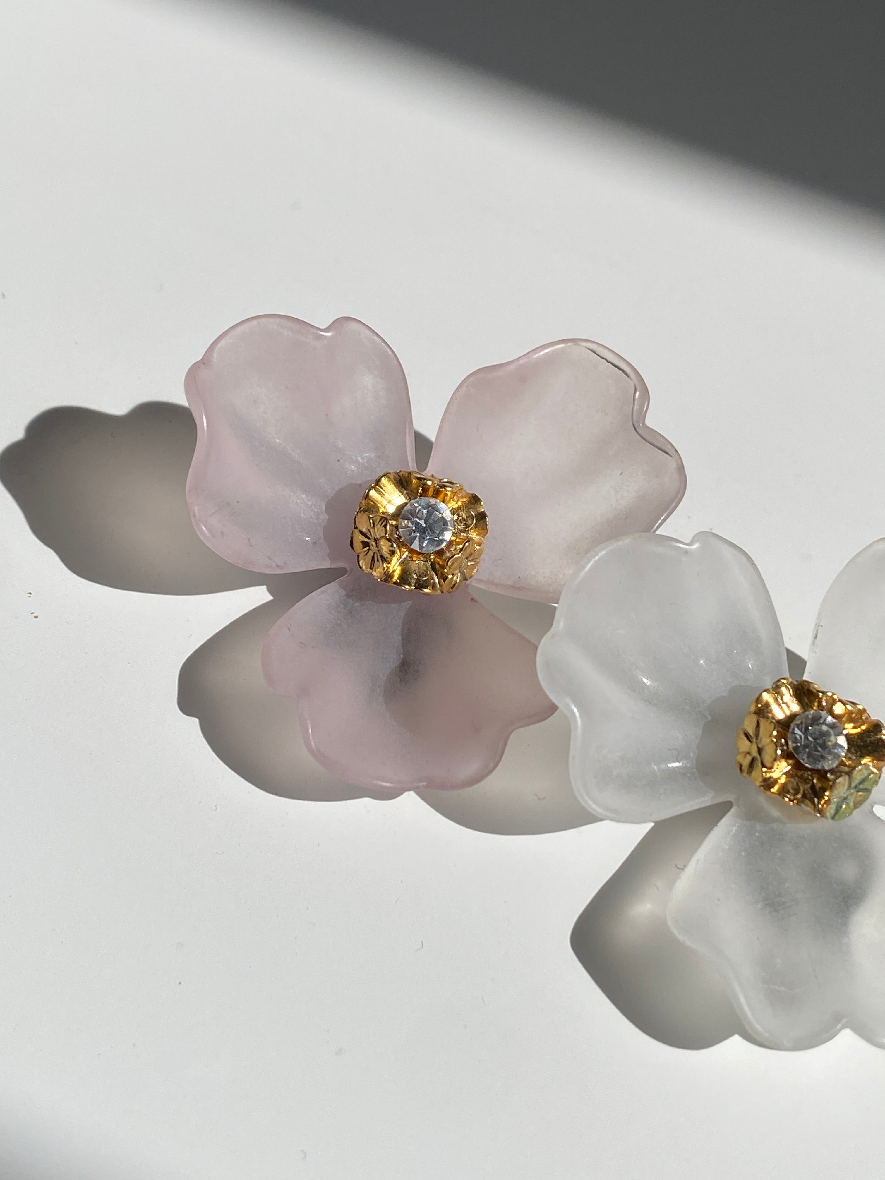 Vintage 90s Two-Tone Frosted Flower Clip-On Earrings – Pink & White Lucite Floral Statement