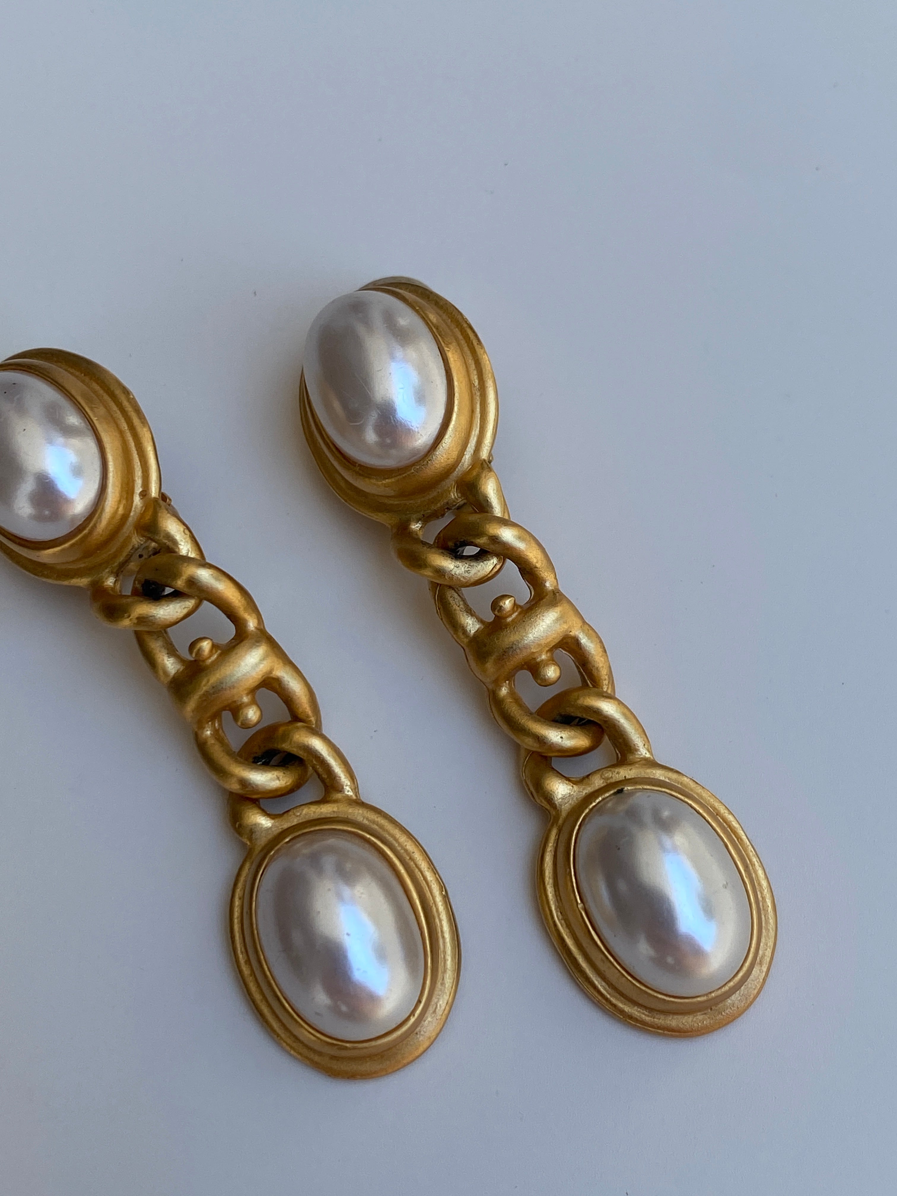 Vintage 1980s C Signed Gold-Tone Faux Pearl Chain Link Clip-On Drop Earrings