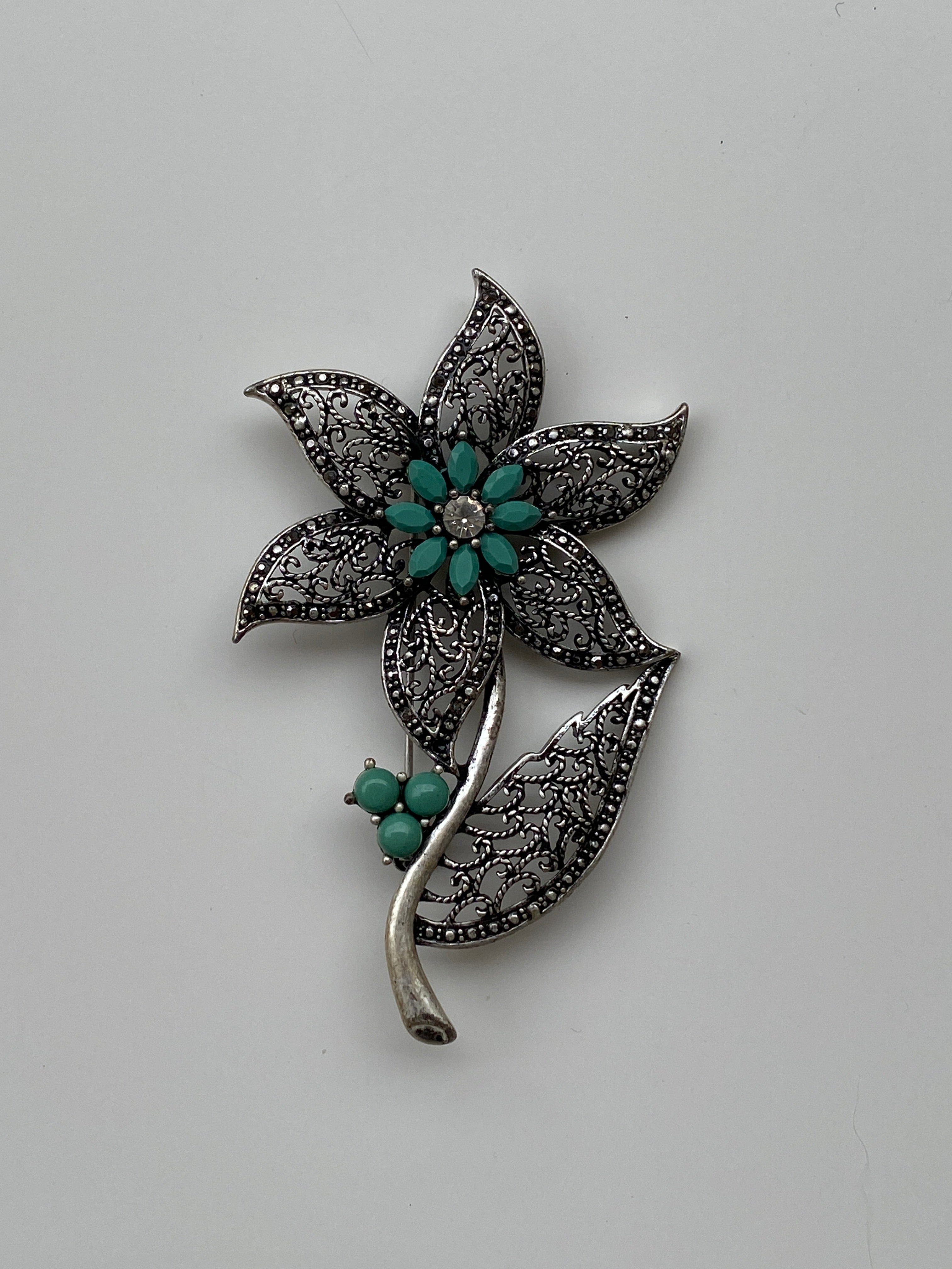 Vintage Silver Tone Filigree Flower Brooch with Green Stones – Ornate Floral Statement Pin