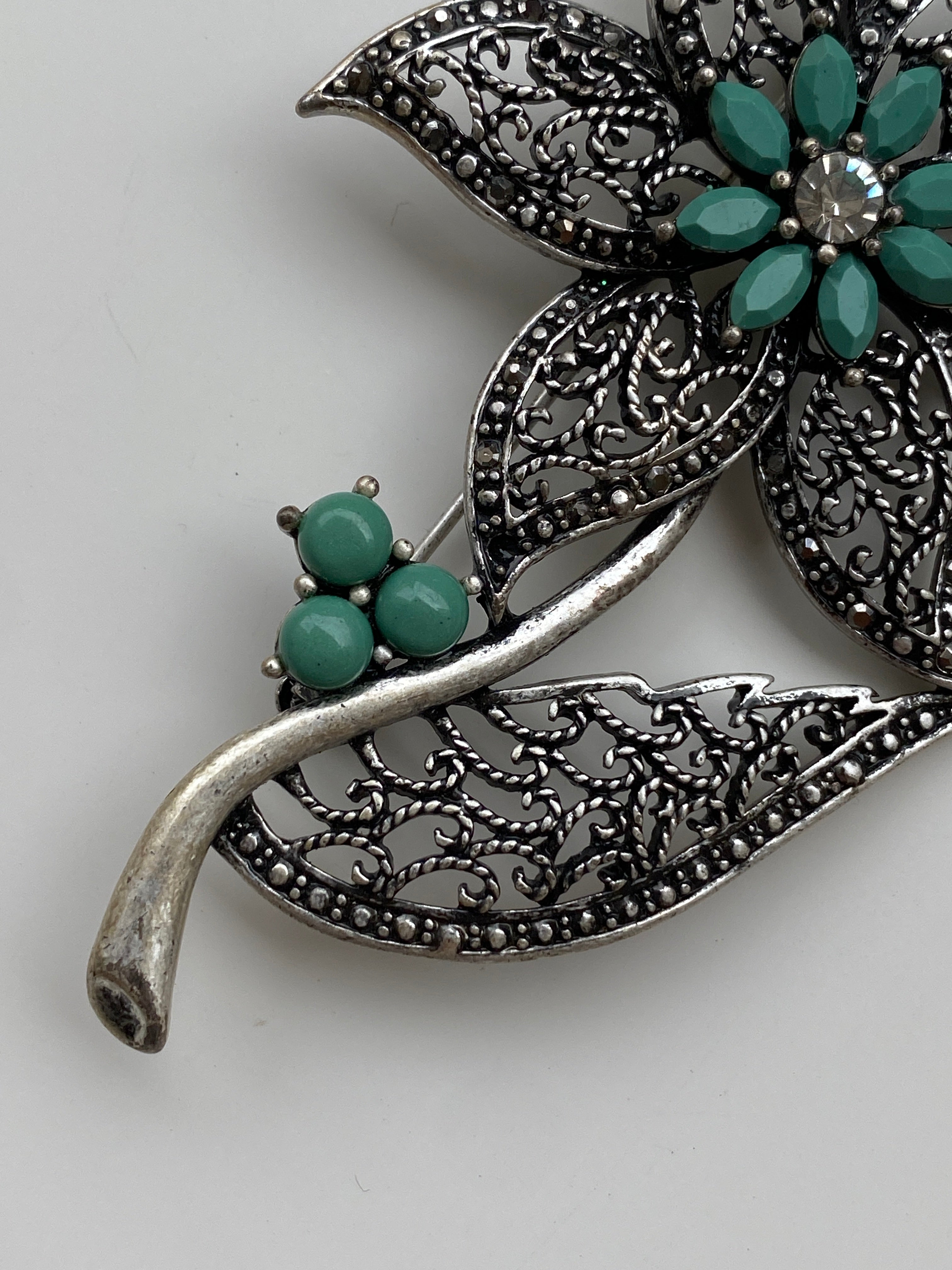 Vintage Silver Tone Filigree Flower Brooch with Green Stones – Ornate Floral Statement Pin