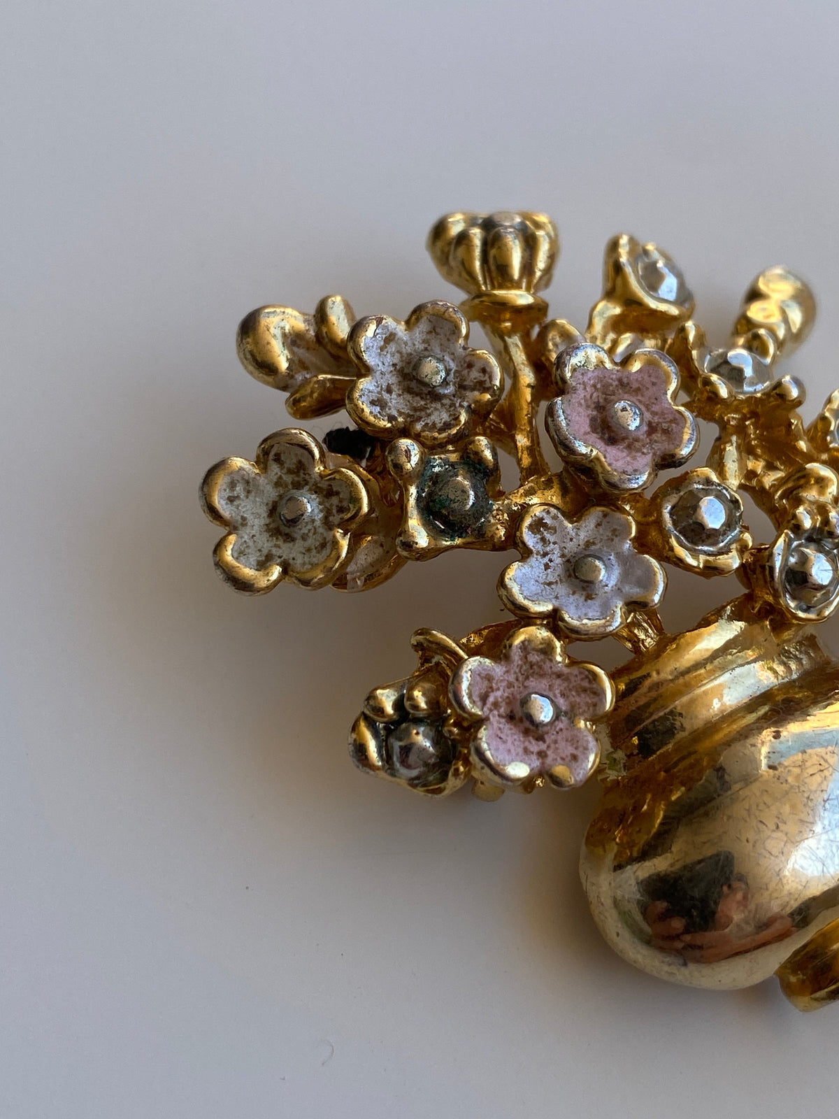 Vintage 90s Gold-Tone Pastel Enamel Flower Vase Statement Brooch