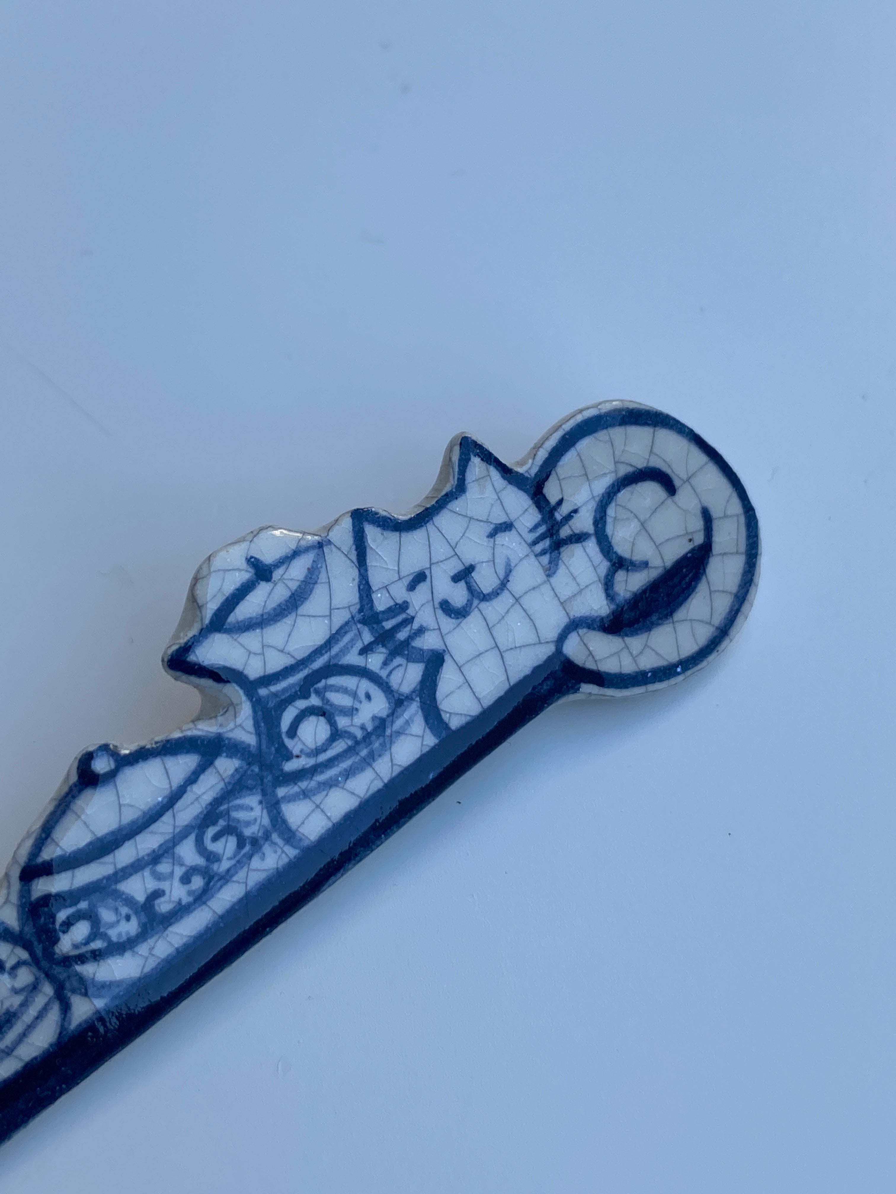 Vintage Hand-Painted Delft Style Cat & Floral Shelf Ceramic Brooch – Blue & White Artisan Pin
