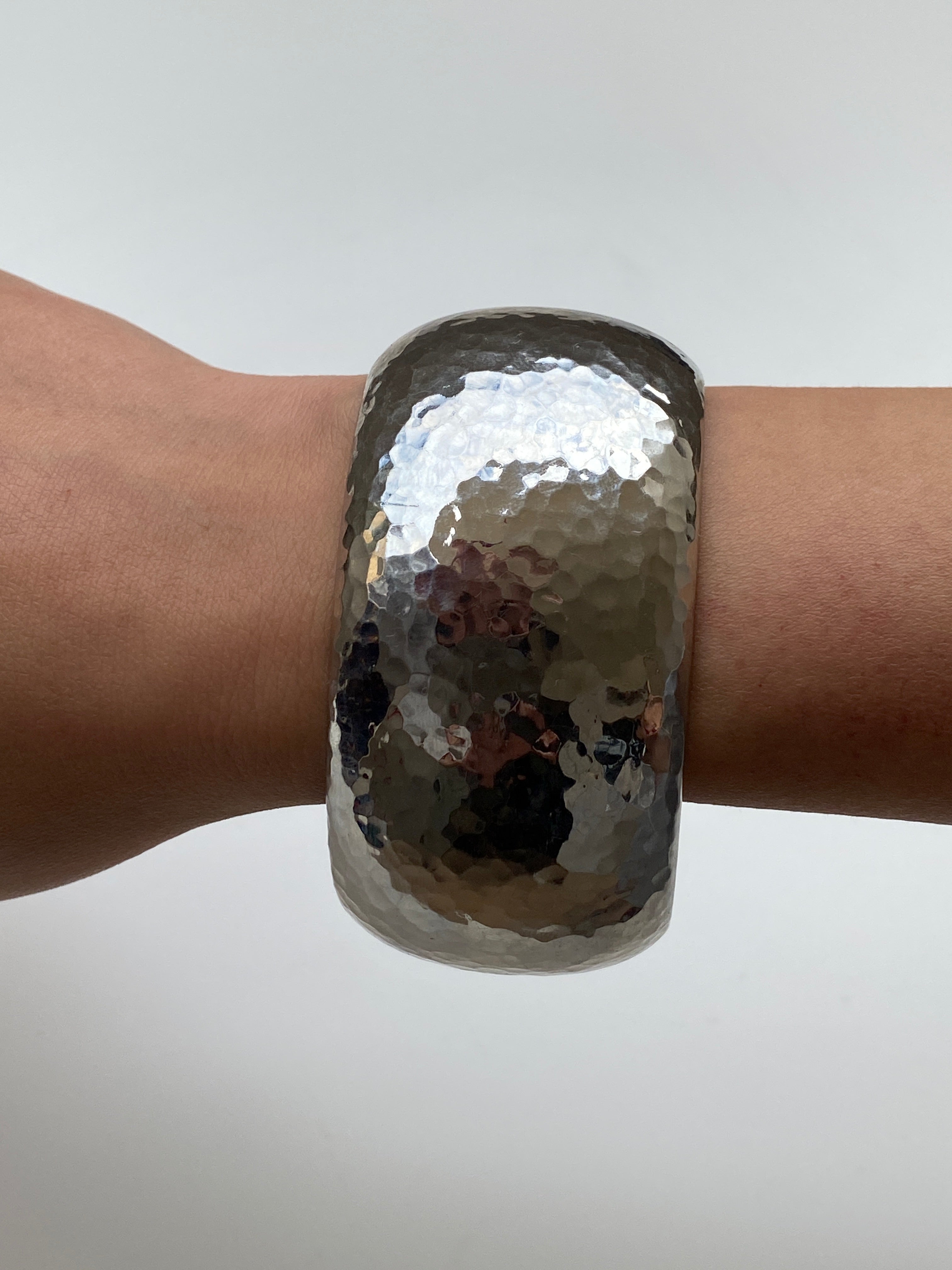 Vintage Silver-Tone Hammered Hinged Bangle Bracelet – Sculptural Minimalist Cuff