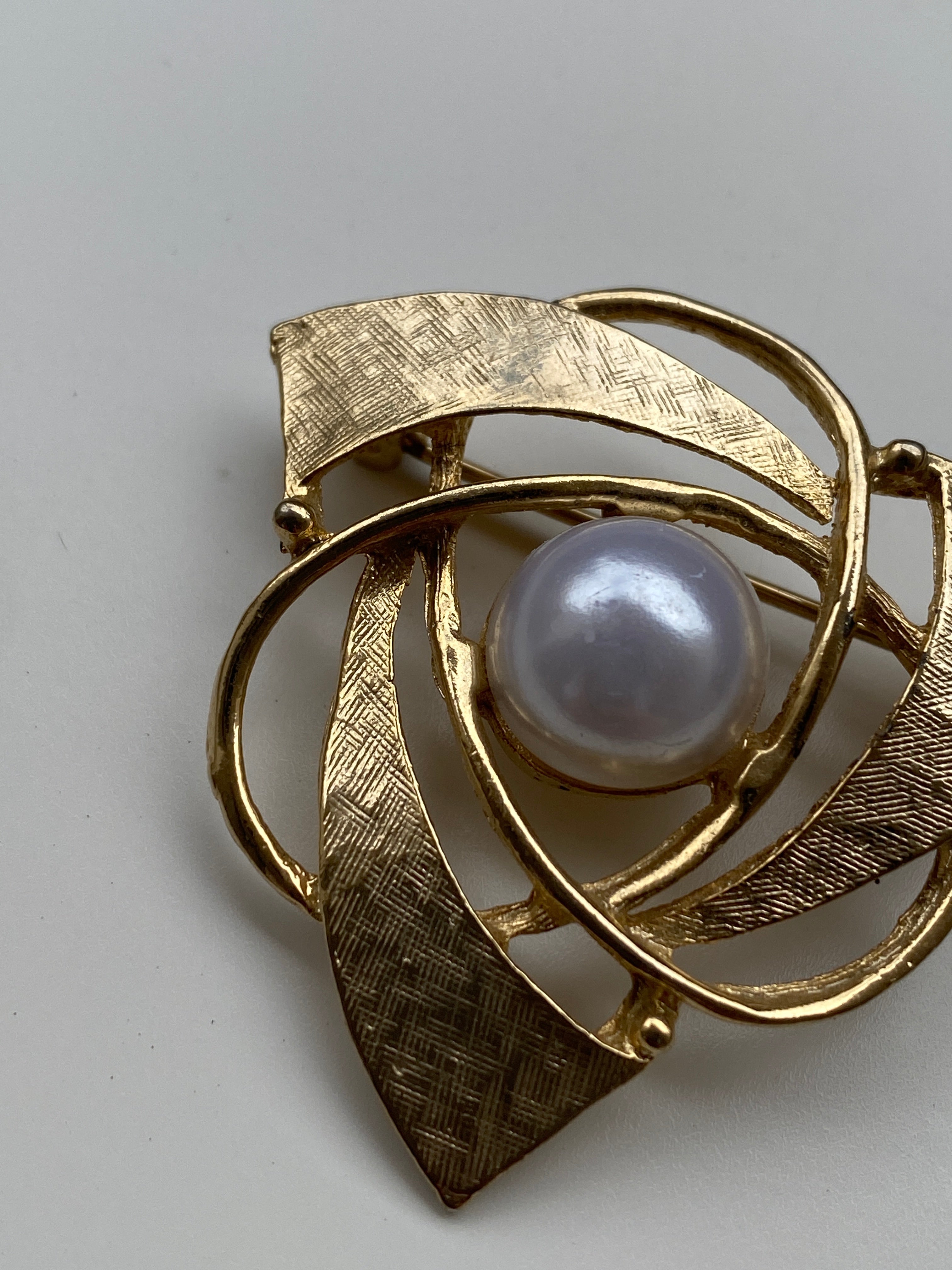 Vintage Gold Tone Abstract Pearl Brooch – Geometric Swirl Statement Pin