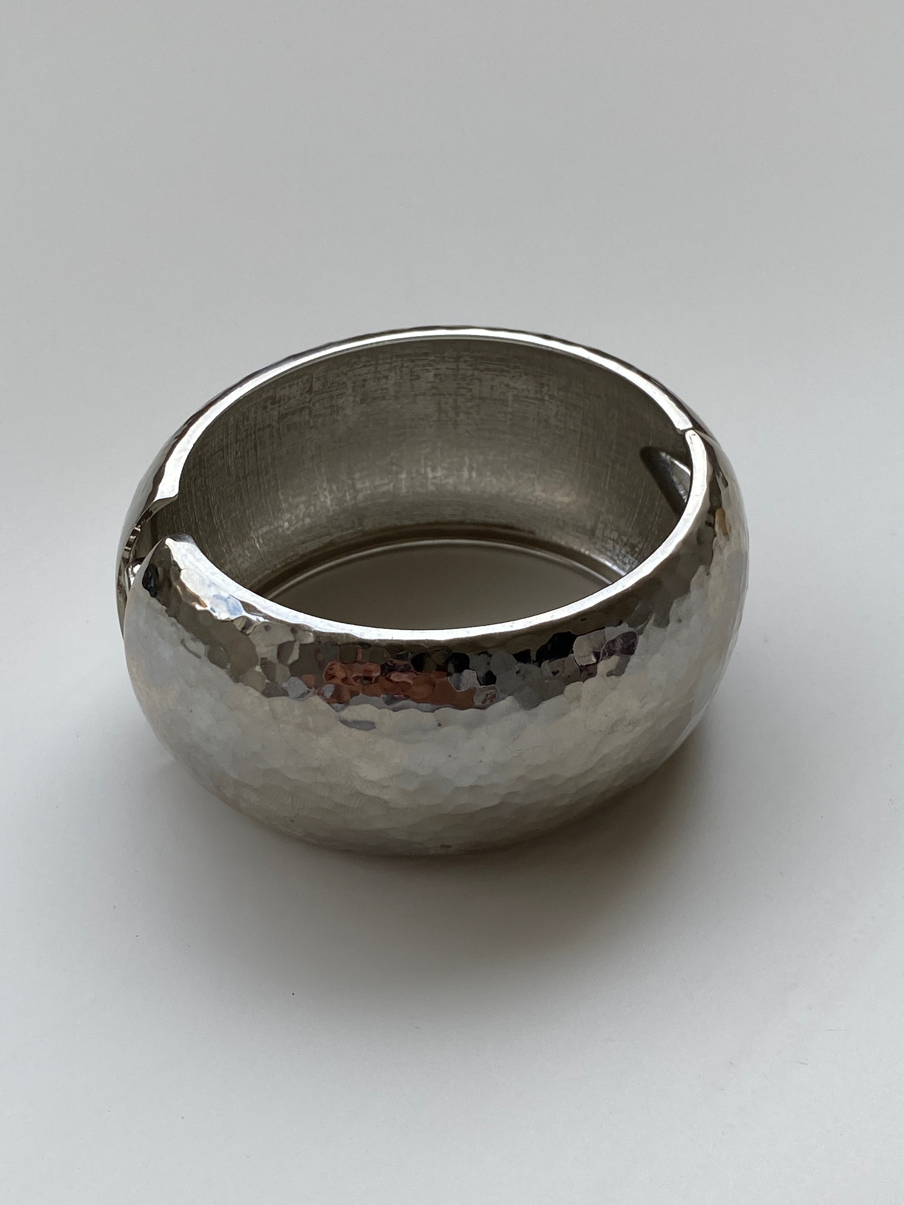 Vintage Silver-Tone Hammered Hinged Bangle Bracelet – Sculptural Minimalist Cuff