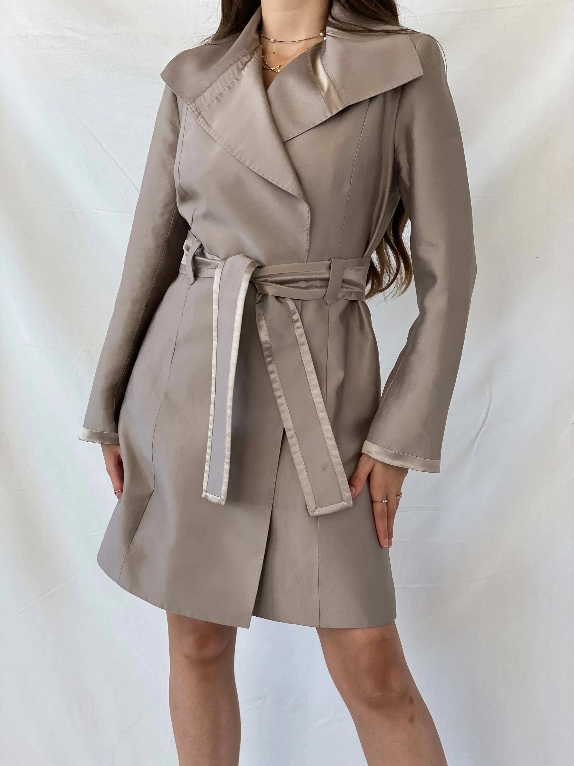 Elegant Amanda Wakeley Silk Trench Coat - M - Balagan Vintage Coat 00s, coat, consignment, Mira, rare find, rare vintage, Sadouf, silk, vintage coat, winter