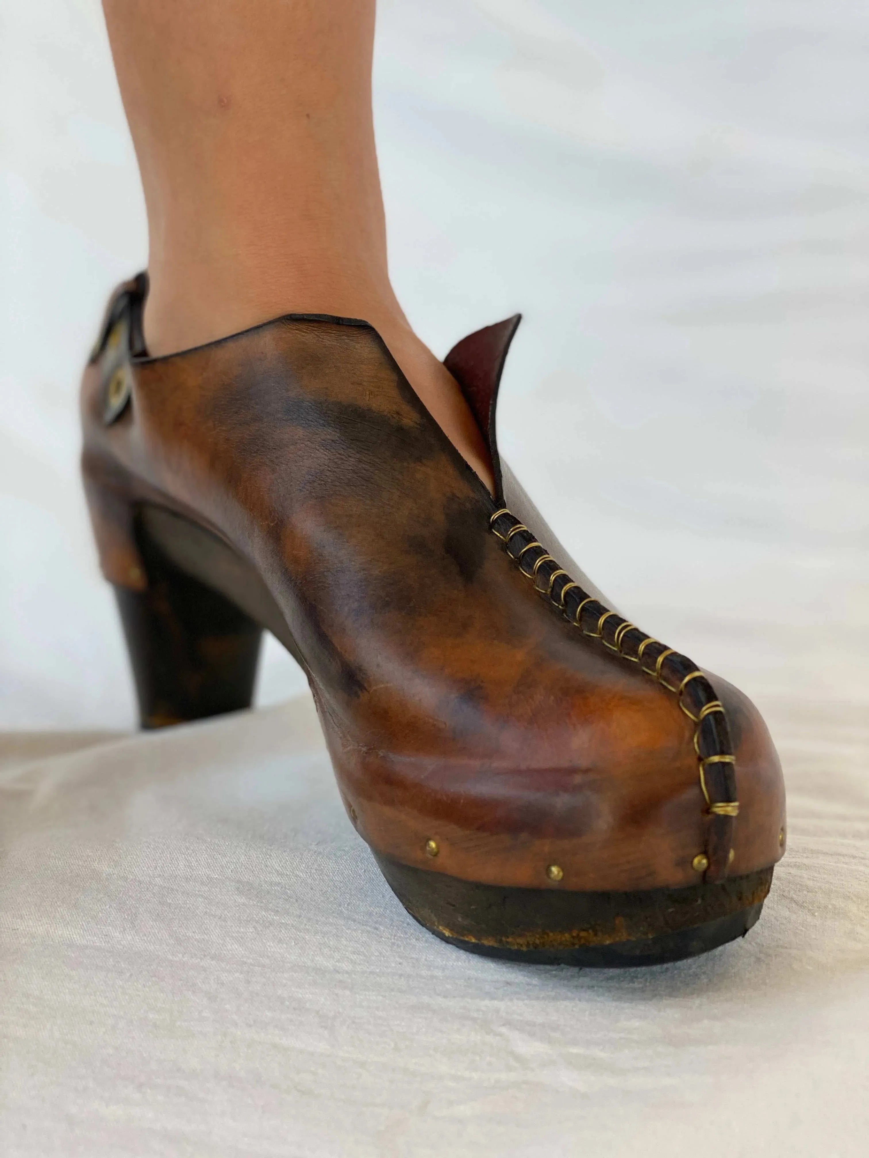 Statement Vintage Muňoz Vrandecic Mapuche Wood Platform Brown Leather Clogs - Balagan Vintage Sandals 00s, 90s, Boots, cowboy boots, Deals