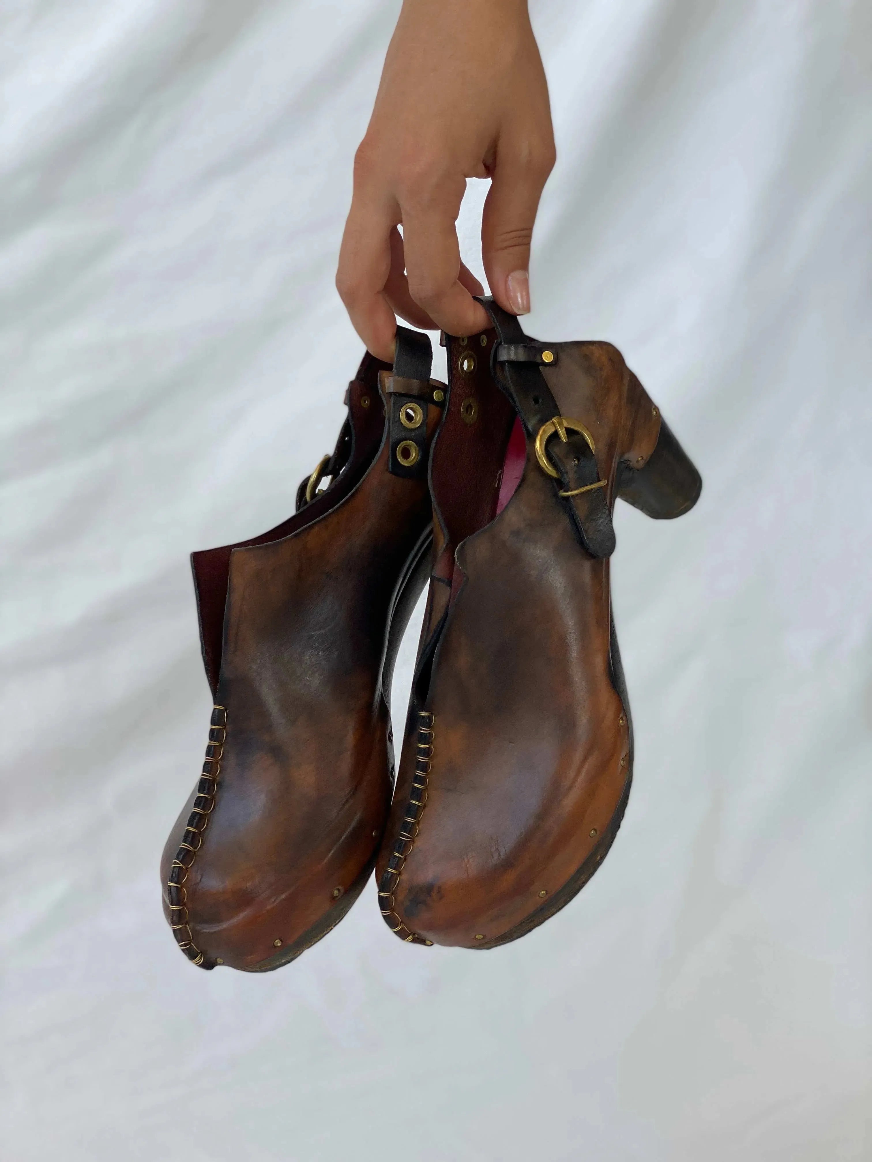 Statement Vintage Muňoz Vrandecic Mapuche Wood Platform Brown Leather Clogs - Balagan Vintage Sandals 00s, 90s, Boots, cowboy boots, Deals