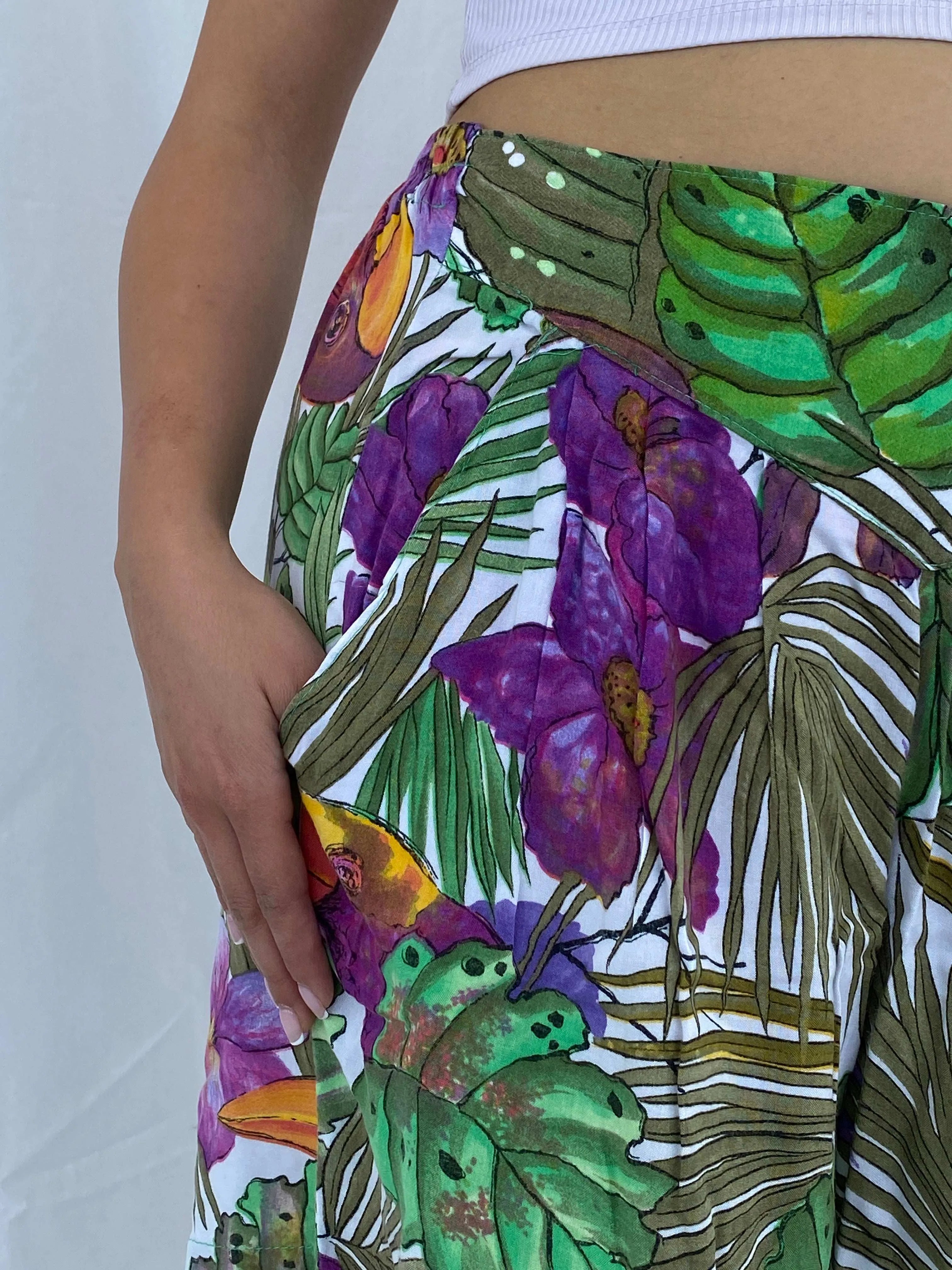 Vintage Leaf Print Summery Shorts Size L/XL - Balagan Vintage Shorts 00s, 90s, Aseel, floral, floral print, shorts, summer