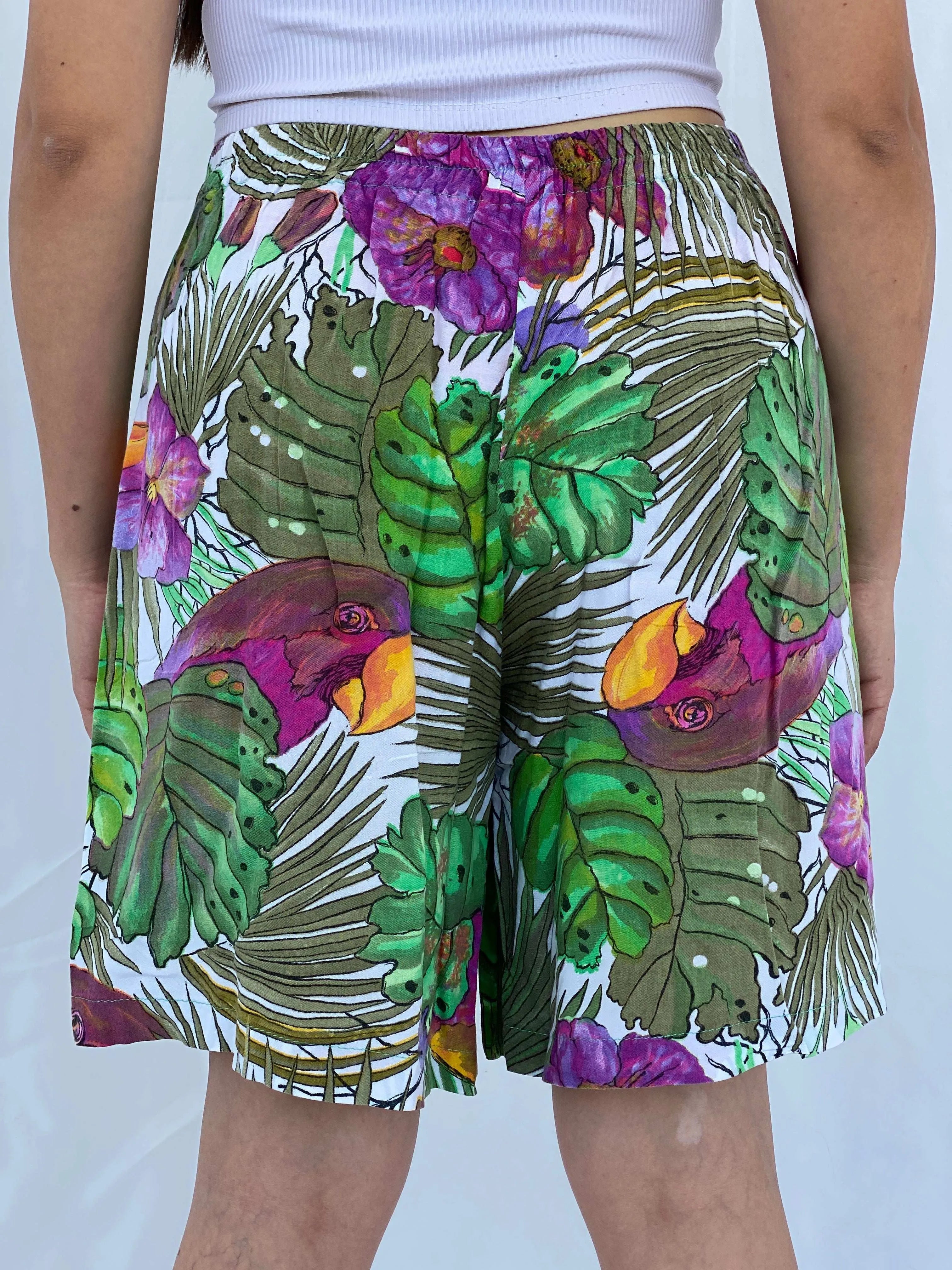 Vintage Leaf Print Summery Shorts Size L/XL - Balagan Vintage Shorts 00s, 90s, Aseel, floral, floral print, shorts, summer
