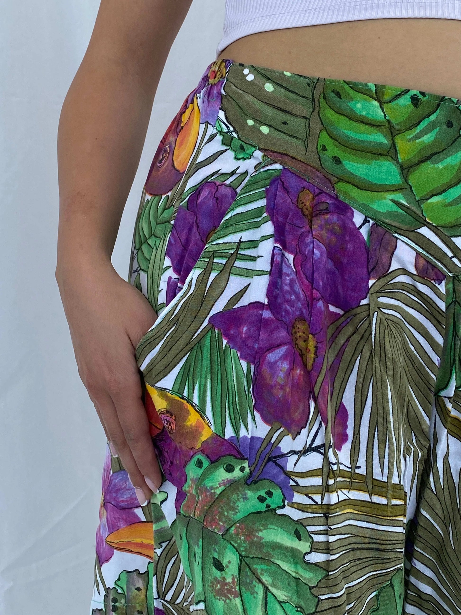 Vintage Leaf Print Summery Shorts Size L/XL - Balagan Vintage Shorts 00s, 90s, Aseel, floral, floral print, shorts, summer