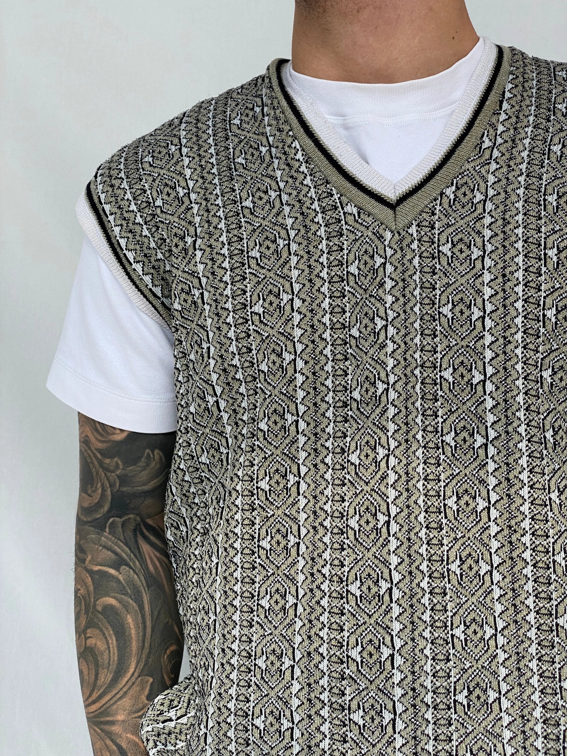 Vintage Men’s Casual V-Neck Patterned Striped Knitted Vest - M - Balagan Vintage Vest 90s, Hamza, men, streetwear, vest, vintage, winter
