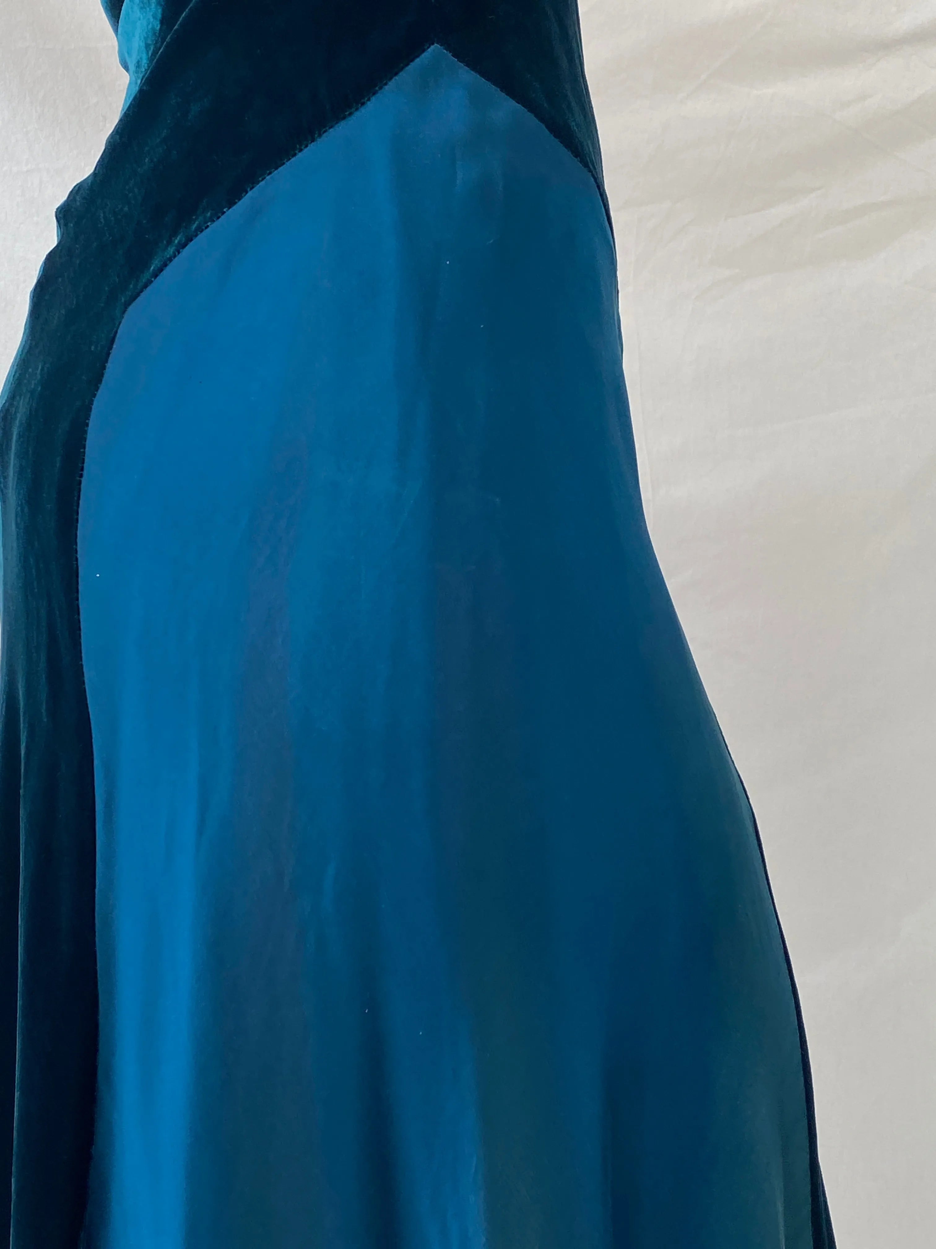 Vintage Phase Eight Green Silk Velvet Blend Midi Sleeveless Dress - M - Balagan Vintage Midi Dress 00s dress, dress, midi dress, Syntia, vintage dress, Wedding Guest