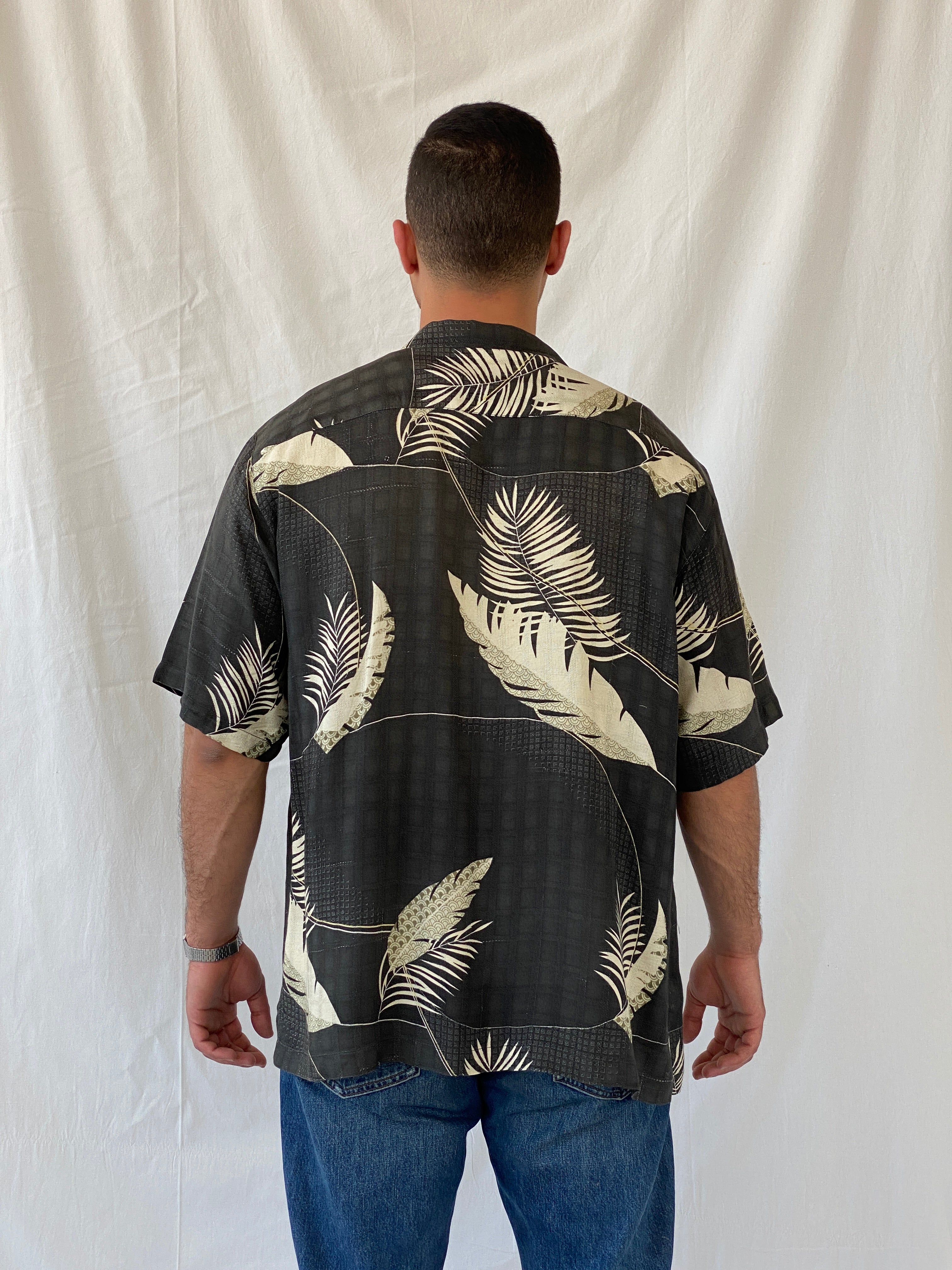 Vintage Tommy Bahama Hawaiian Print Silk Men’s Short Sleeve Black Shirt - L - Balagan Vintage Half Sleeve Shirt 90s, half sleeve shirt, Hawaiian shirt, mens shirt, printed shirt, Ramez, silk, silk shirt