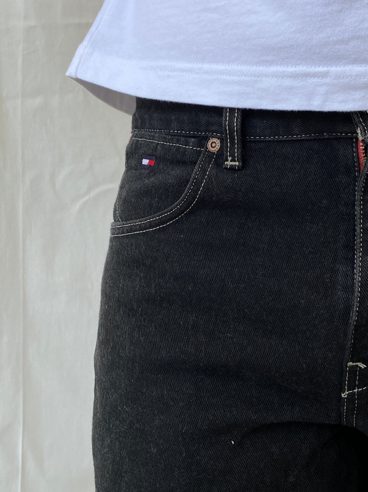Vintage Y2K Tommy Jeans Hilfiger Black Carpenter Denim Shorts 2003 Baggy Hip Hop Jorts - Balagan Vintage Shorts 00s, 90s, denim, HipHop, hiphop jeans, jeans, Ramez, shorts