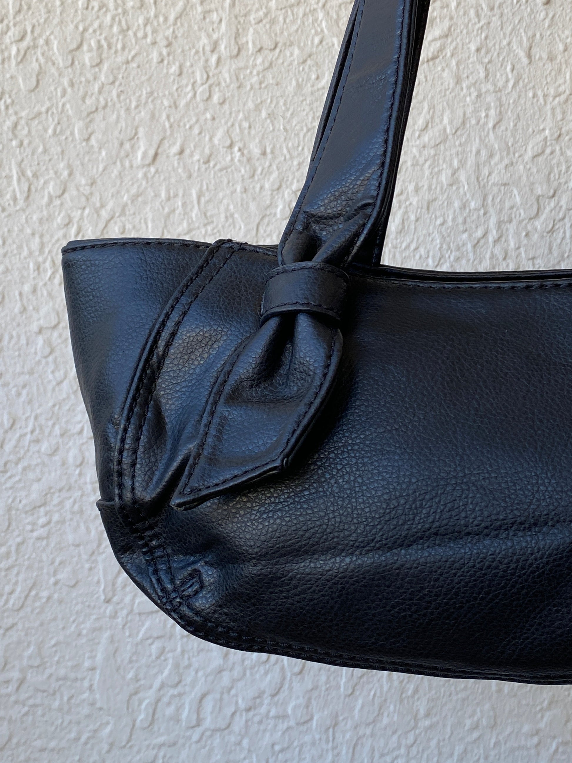 Y2K Tommy Hilfiger Black Vegan Leather Women’s Shoulder Bag - Balagan Vintage Shoulder Bag 00s, 90s, bag, shoulder bag, Tommy hilfiger, Tommy jeans, Y2K, zebra, zebra print