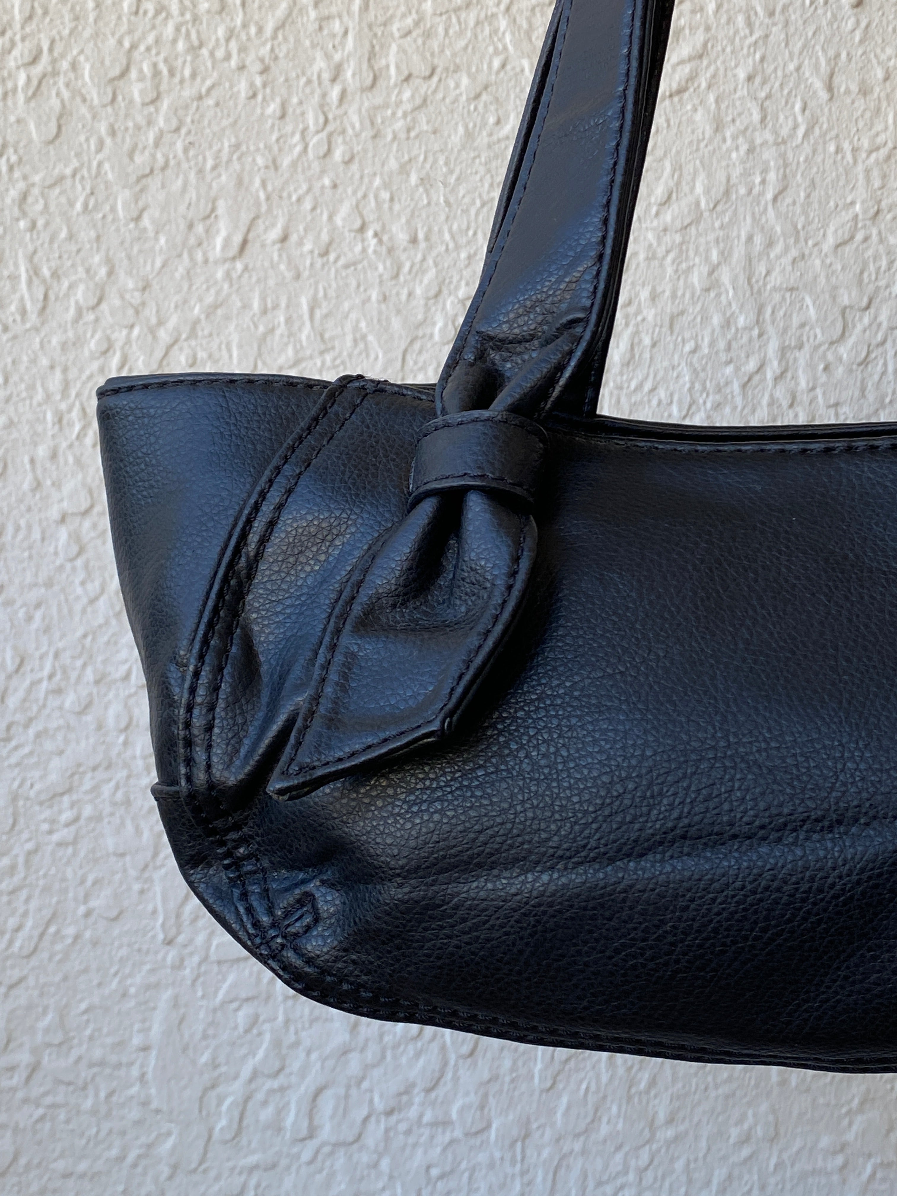 Y2K Tommy Hilfiger Black Vegan Leather Women’s Shoulder Bag - Balagan Vintage Shoulder Bag 00s, 90s, bag, shoulder bag, Tommy hilfiger, Tommy jeans, Y2K, zebra, zebra print