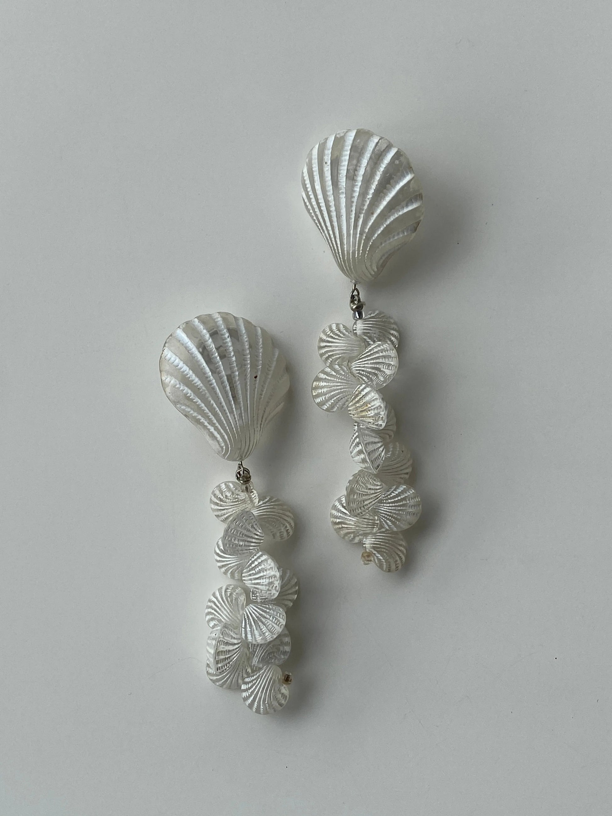 Y2K White Sea Shell Drop Earrings - Balagan Vintage Earrings 00s, 90s, Earrings
