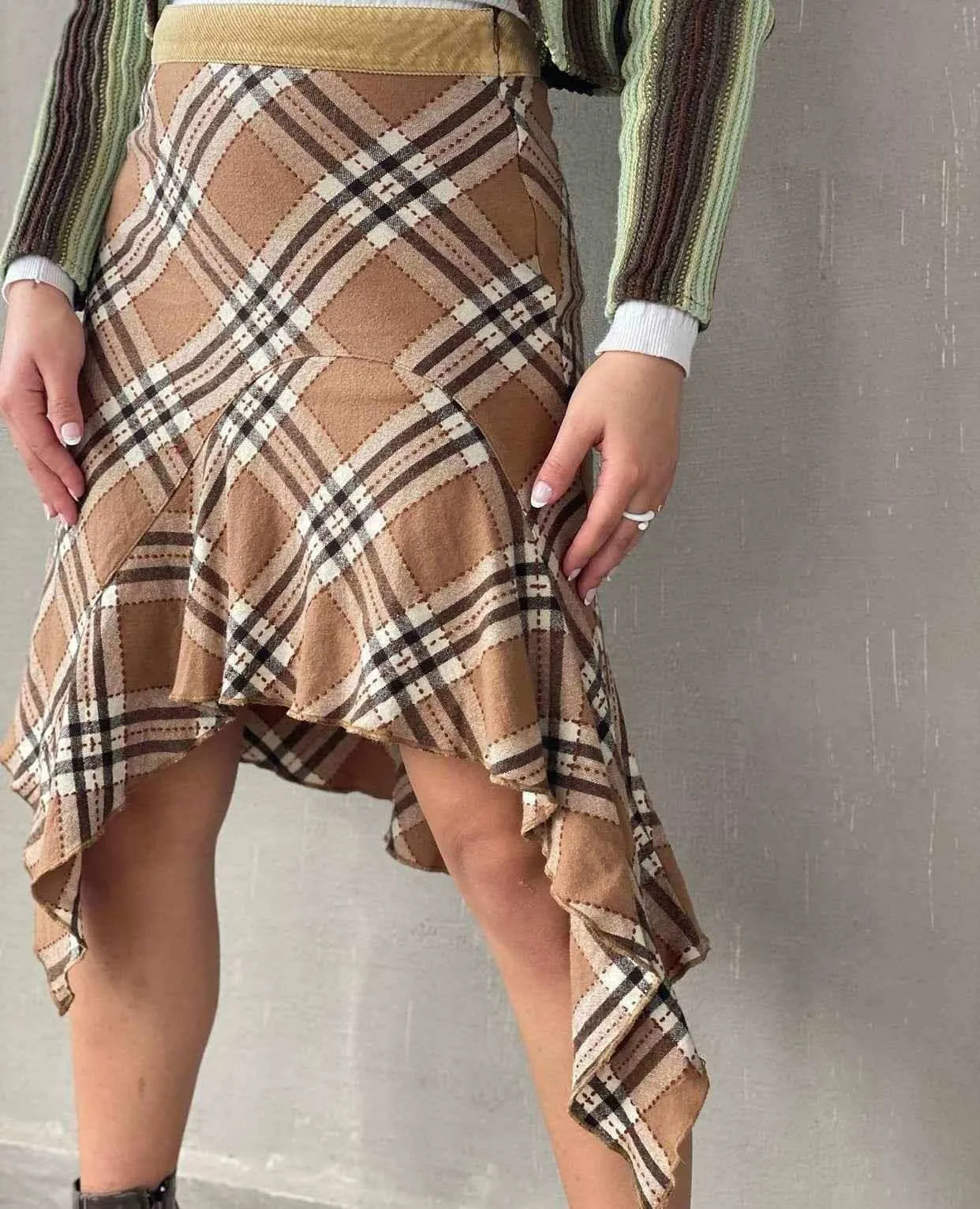 Vintage Y2K Plaid Skirt - Balagan Vintage Midi Skirt 00s, 90s, Deals, plaid, plaid skirt, skirt, vintage, winter, women, women skirt, Y2K
