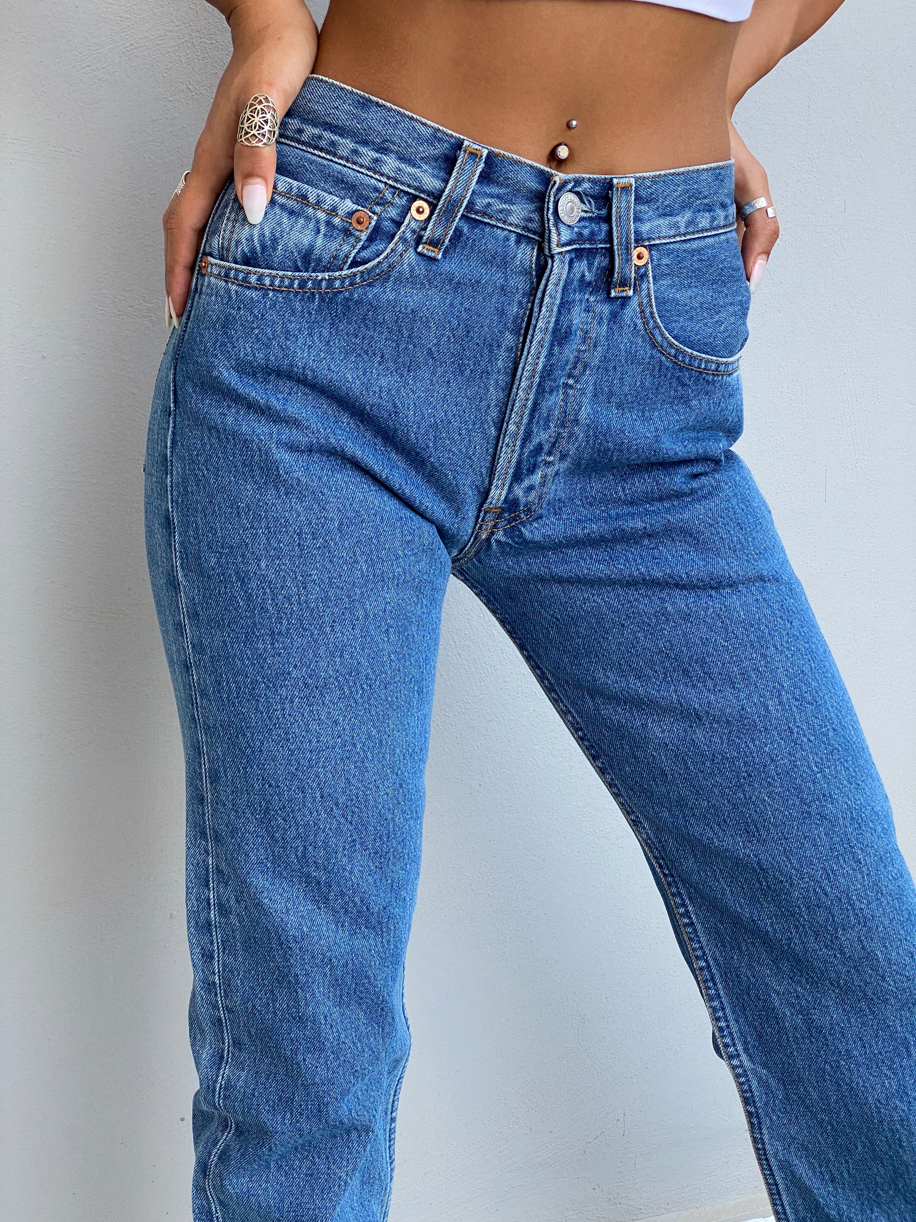 Vintage 90s Levi’s 501 Medium Wash Blue High-Rise Straight Leg Button Fly Jeans - 34EUR