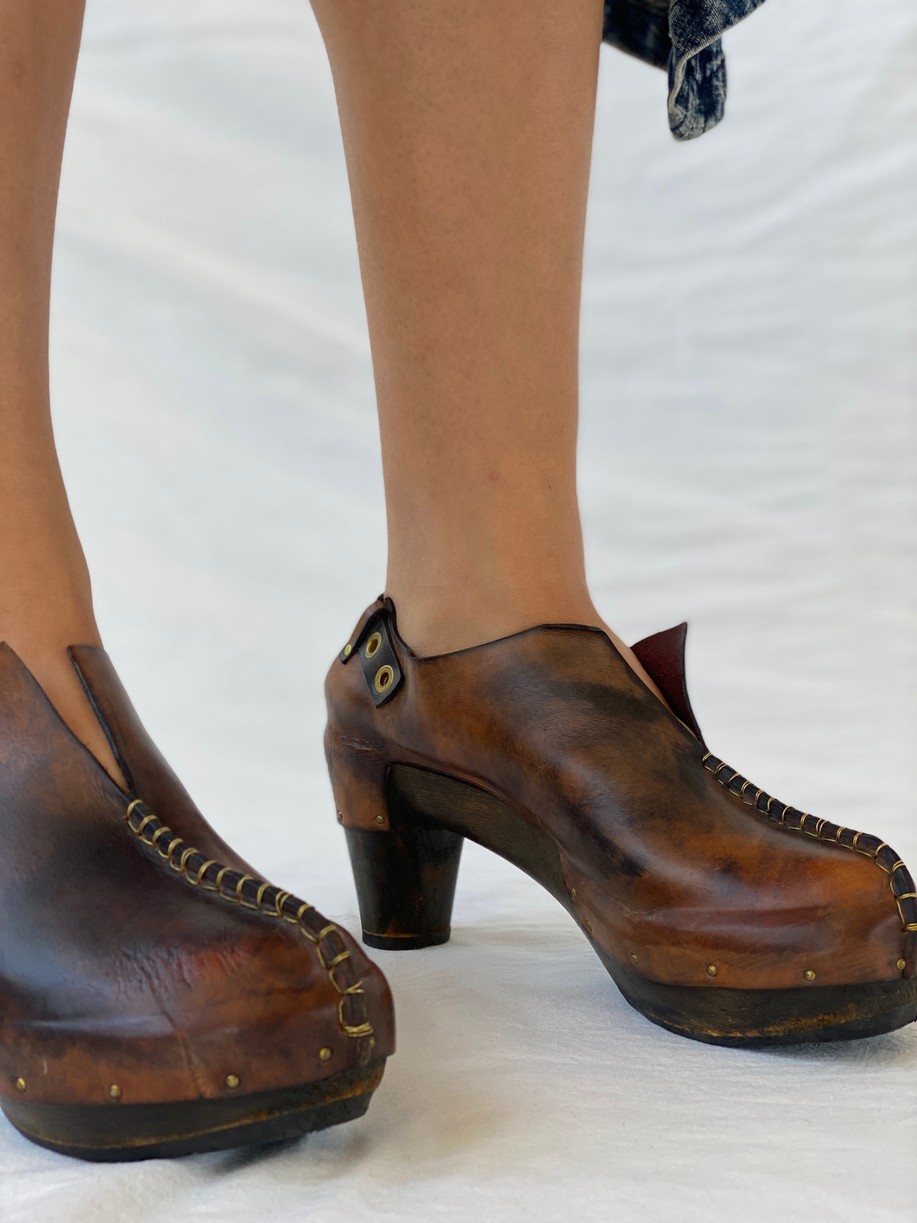 Statement Vintage Muňoz Vrandecic Mapuche Wood Platform Brown Leather Clogs