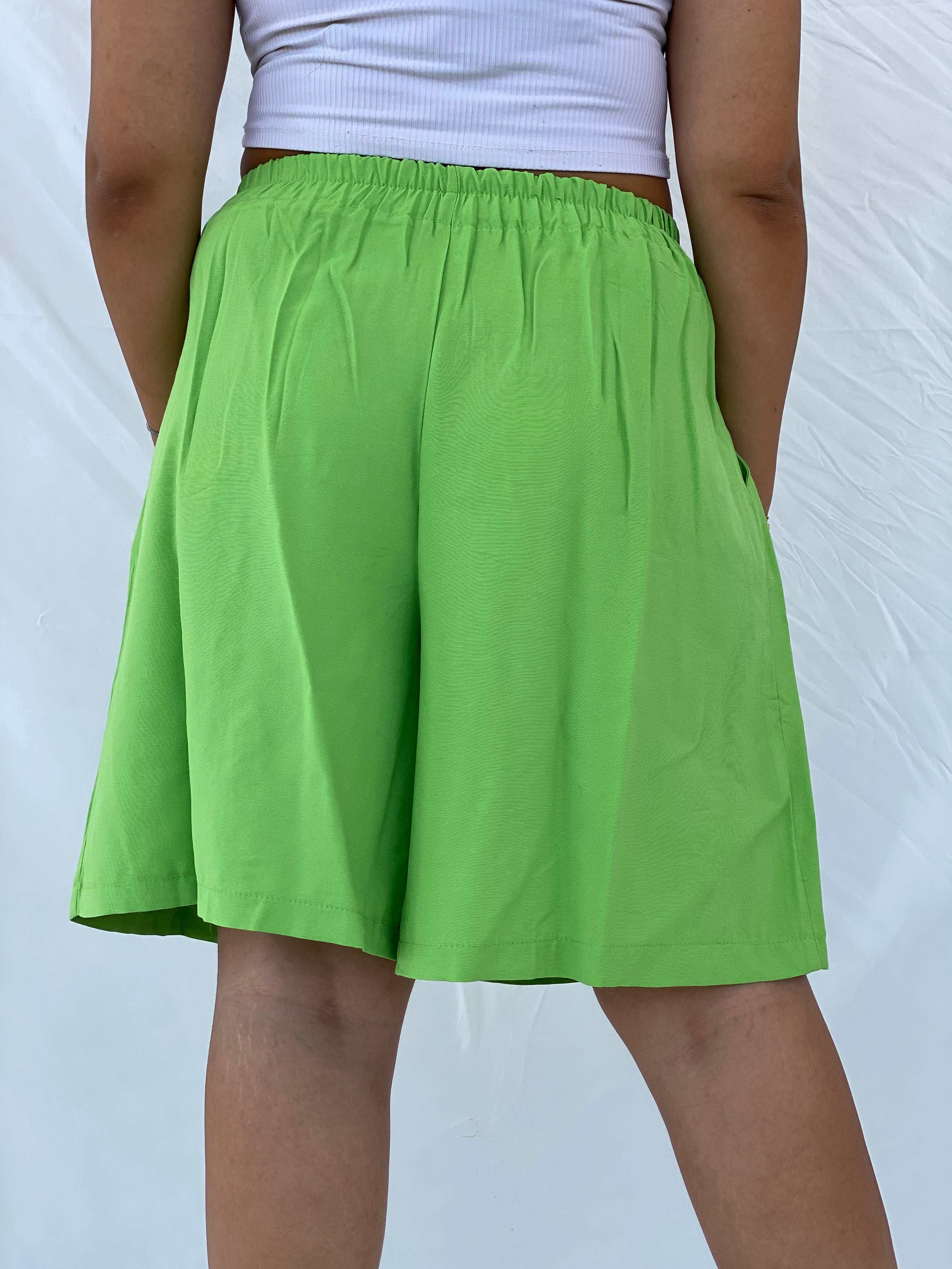 Vintage Gorgeous Summery Green Shorts - Size M/L - Balagan Vintage Shorts 00s, 90s, Bermuda Shorts, Dina, NEW IN, shorts