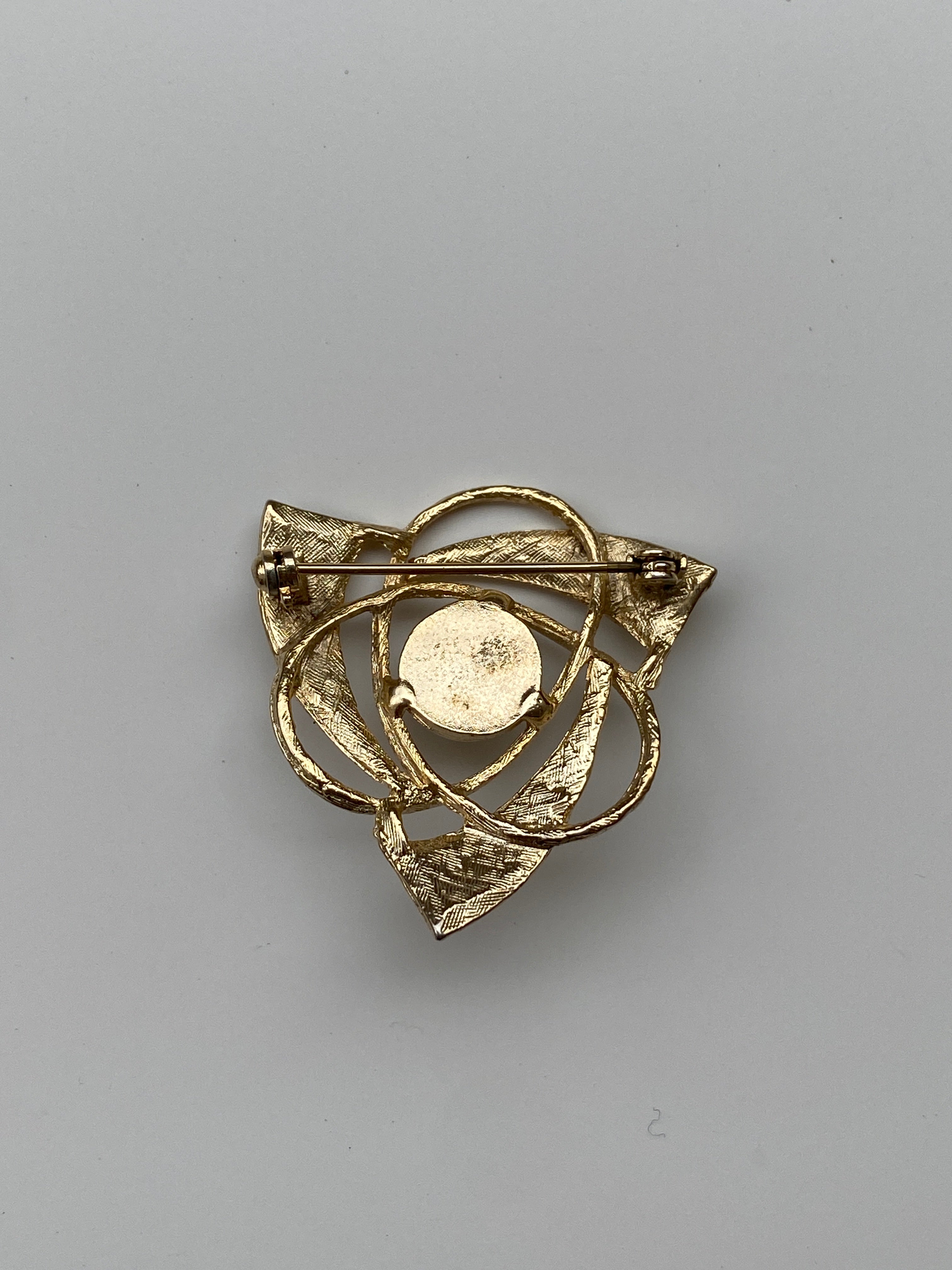 Vintage Gold Tone Abstract Pearl Brooch – Geometric Swirl Statement Pin